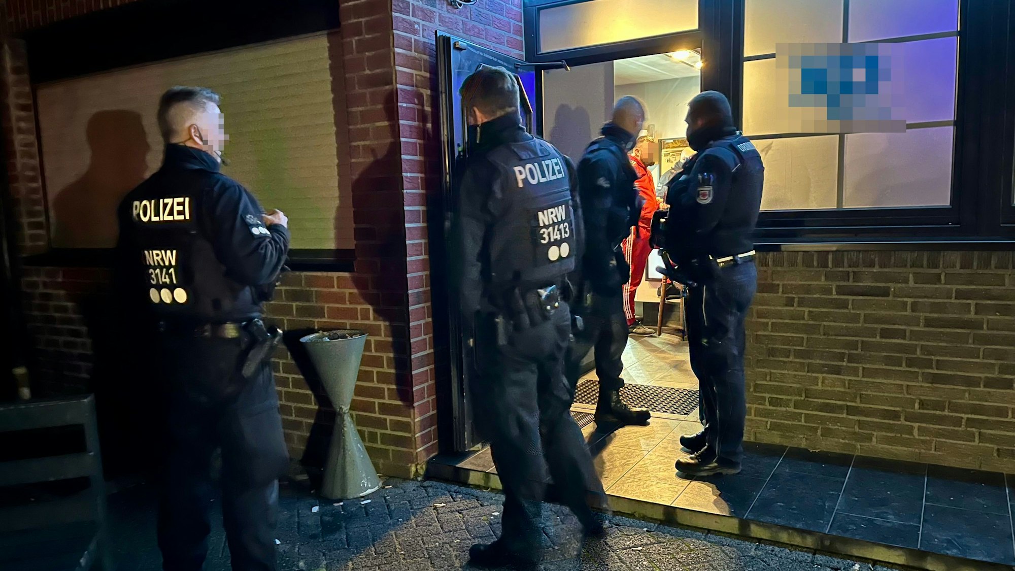 Polizisten betreten eine Bar.