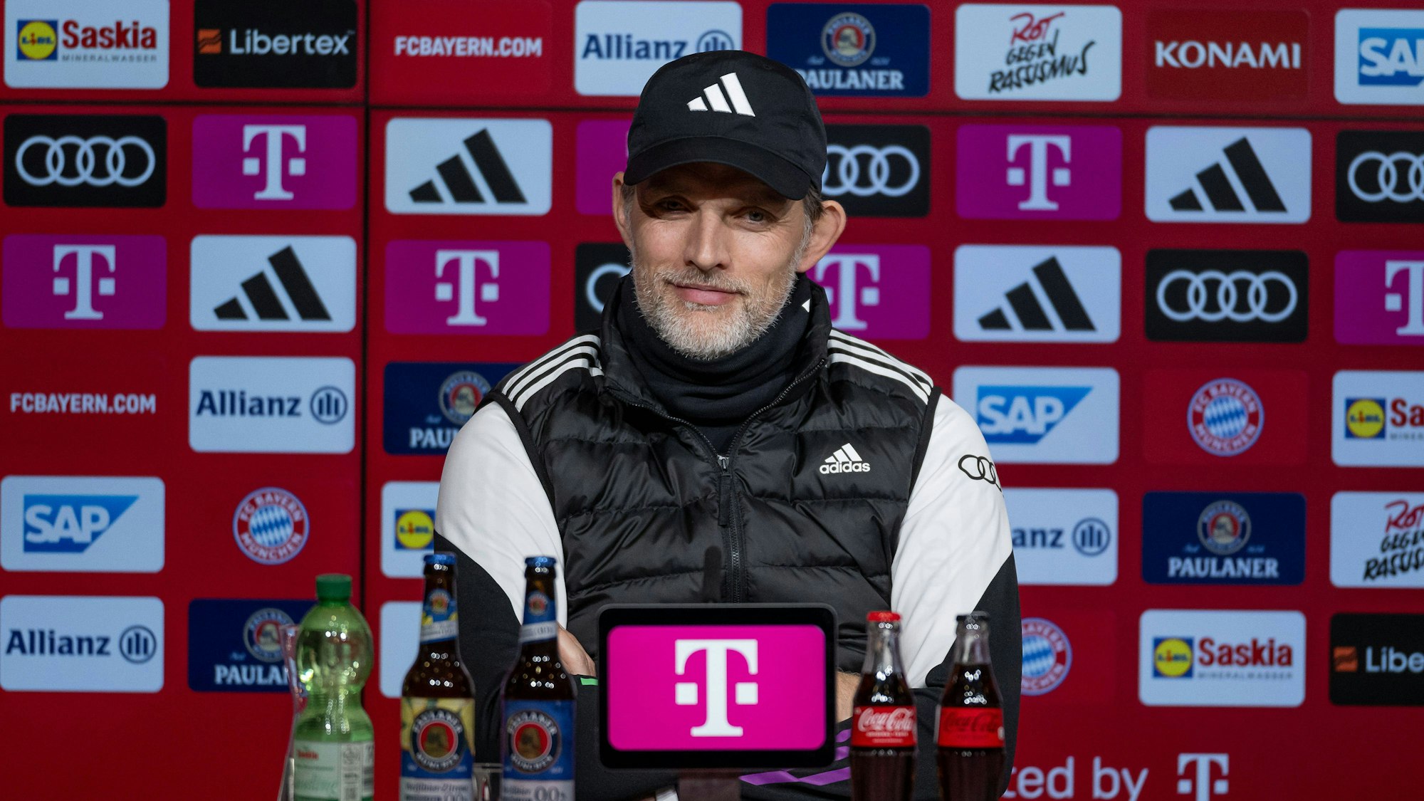 Thomas Tuchel Chef-Trainer, FC Bayern Muenchen laechelnd bei der Pressekonferenz nach dem Spiel. GER, FC Bayern Muenchen gegen 1. FC Heidenheim 1846, Fussball, Bundesliga, 11. Spieltag, Spielzeit 2023/2024, 11.11.2023. DFL DFB REGULATIONS PROHIBIT ANY USE OF PHOTOGRAPHS as IMAGE SEQUENCES and or QUASI-VIDEO. GER, FC Bayern Muenchen gegen 1. FC Heidenheim 1846, Fussball, Bundesliga, 11. Spieltag, Spielzeit 2023/2024, 11.11.2023. Muenchen *** Thomas Tuchel Head Coach, FC Bayern Muenchen smiling at the press conference after the match GER, FC Bayern Muenchen vs 1 FC Heidenheim 1846, Soccer, Bundesliga, Matchday 11, Season 2023 2024, 11 11 2023 DFL DFB REGULATES PROHIBIT ANY USE OF PHOTOGRAPHS as IMAGE SEQUENCES and or QUASI VIDEO GER, FC Bayern Muenchen vs 1 FC Heidenheim 1846, Football, Bundesliga, Matchday 11, Season 2023 2024, 11 11 2023 Muenchen Copyright: xEibner-Pressefoto/HeikexFeinerx EP_HFR