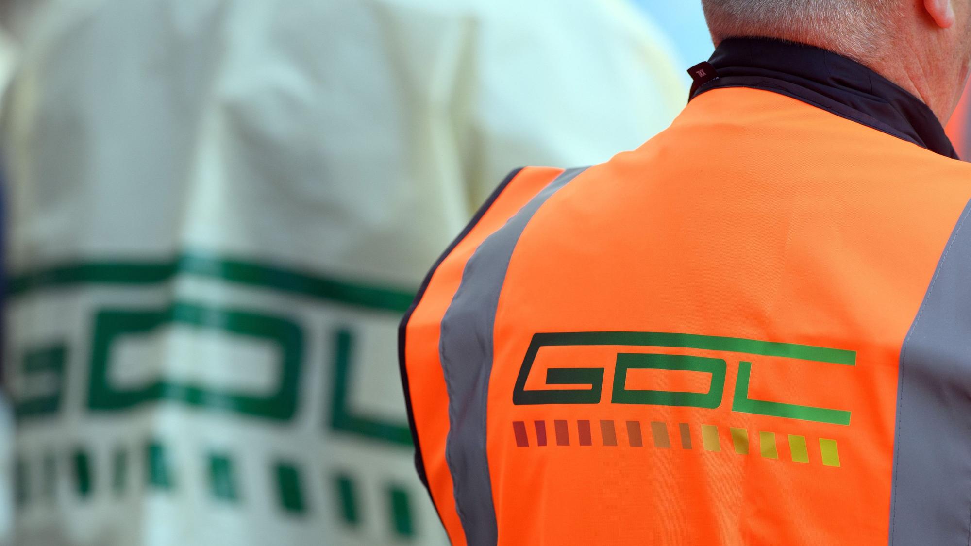 : Während einer Kundgebung der Gewerkschaft Deutscher Lokomotivführer (GDL) vor dem Hauptbahnhof tragen die Teilnehmer Westen mit der Aufschrift «GDL».