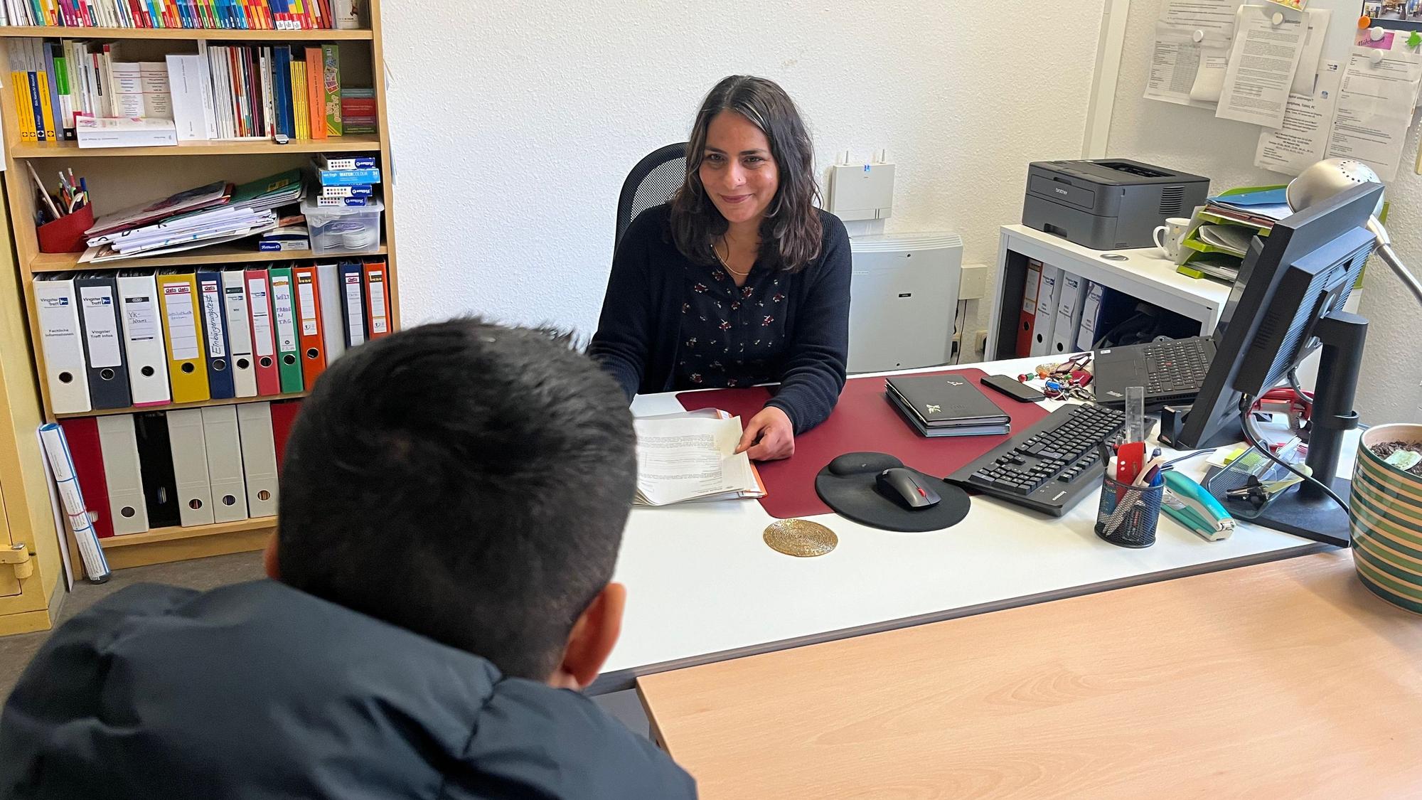 Gülistan Cacan, Migrationsberaterin im Vingster Treff, im Gespräch mit einem Klienten
