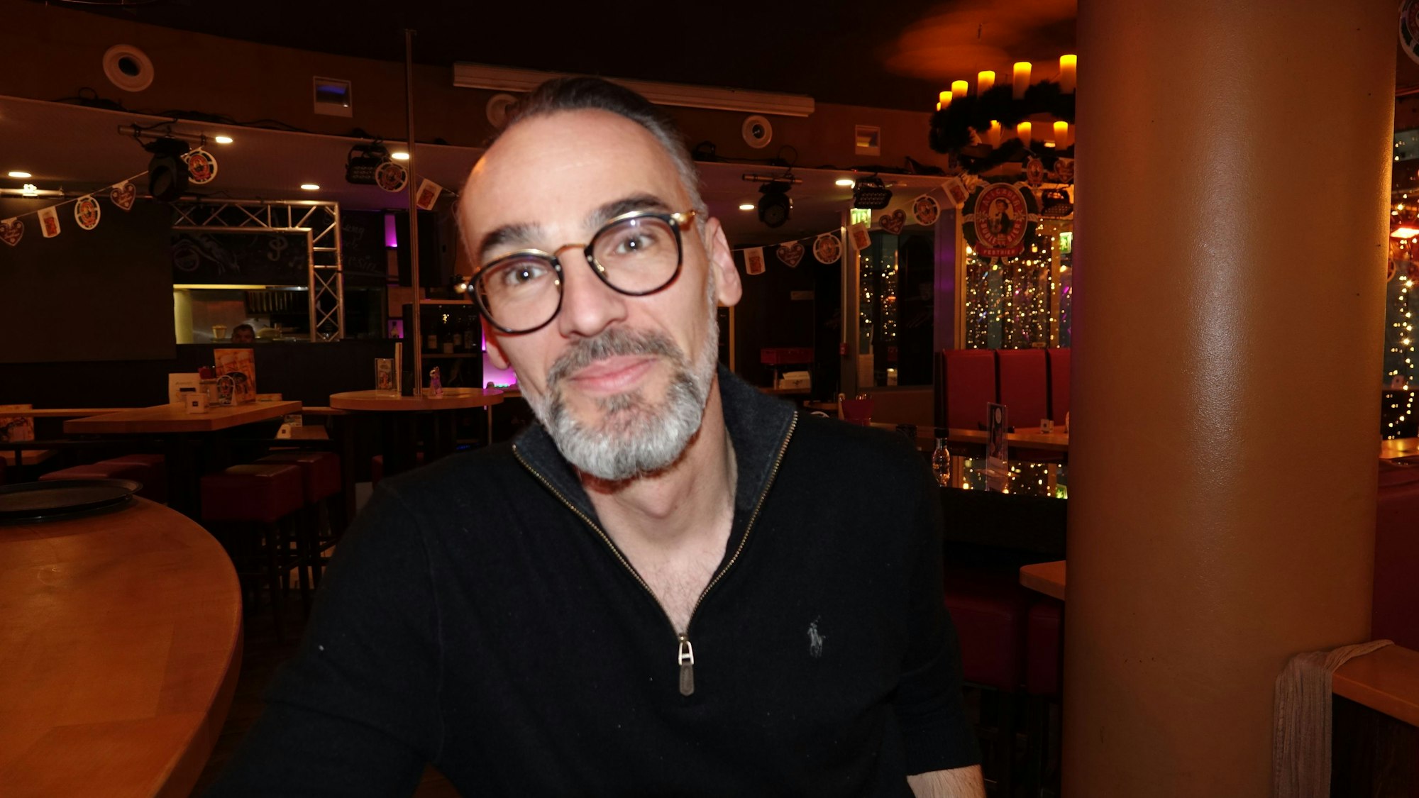 Ein Mann steht vor einer Theke.