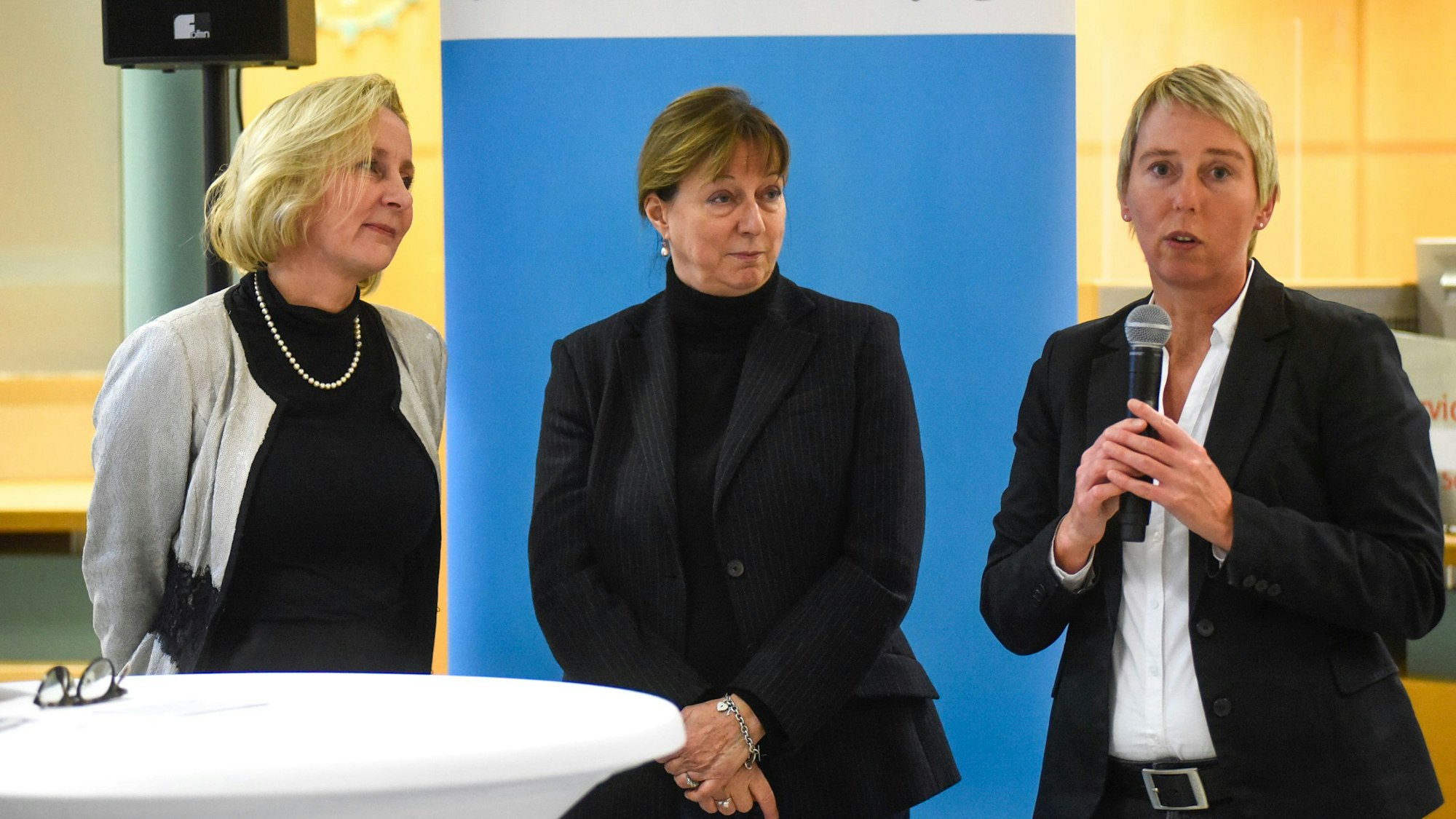 Das Bild zeigt Rita Markus-Schmitz, Regionalvorstand Kreissparkasse Köln, Cordula von Wysocki, Chefredakteurin Kölnische Rundschau und Marion Fix, Firma Heerdt Einrichtungsweisend.