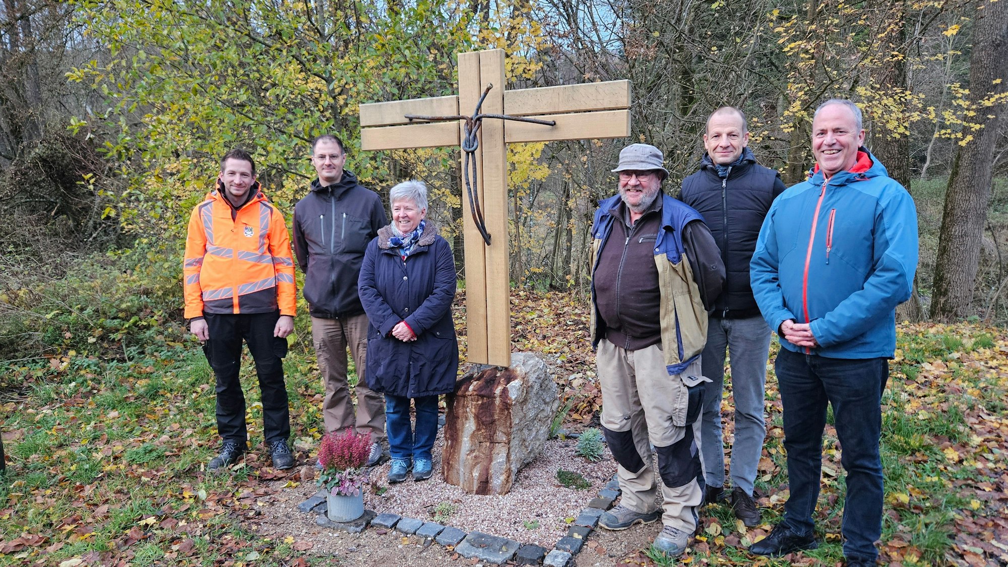 Florian Marx, Mathias Schumacher, Helga Bach, Franz-Heinrich Klinkhammer, Markus Larres und Hermann-Josef Esser stehen neben dem neuen Kreuz.