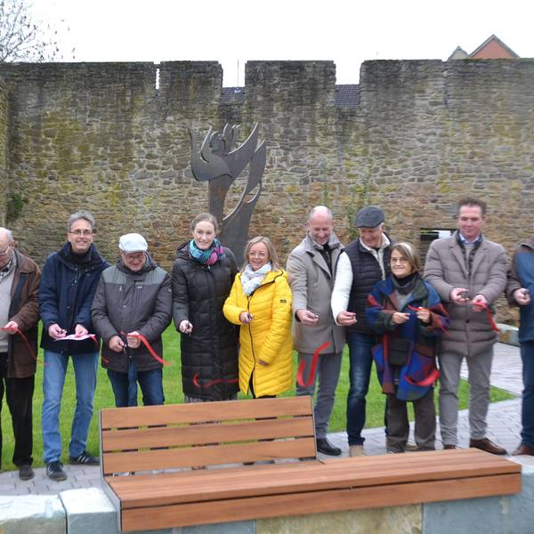 Zahlreiche Menschen durchschneiden zur Eröffnung des Bad Münstereifeler Europaplatzes ein rotes Band.