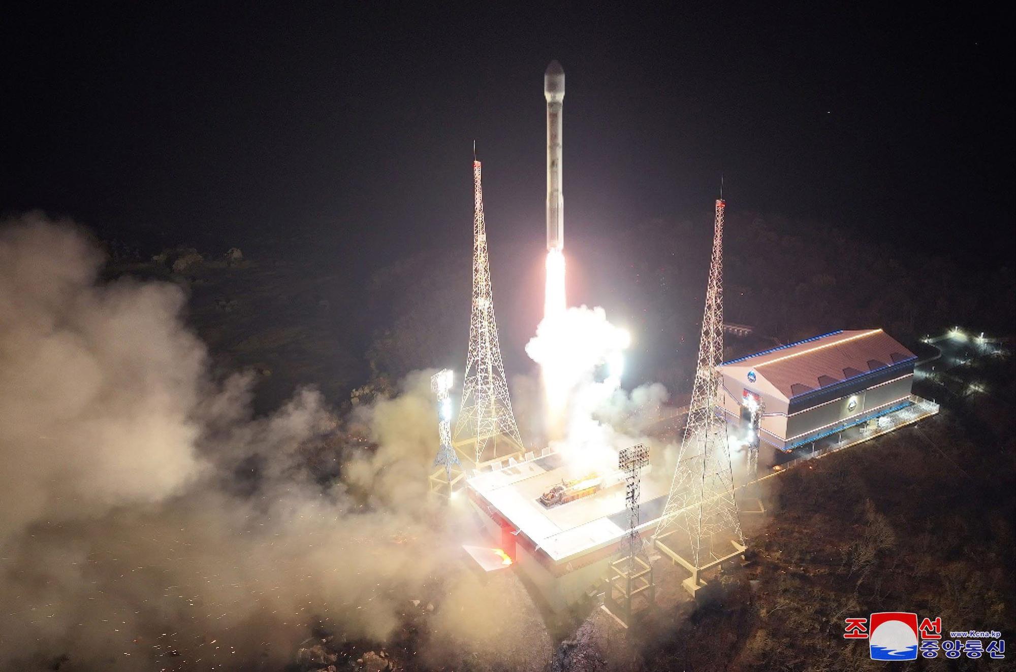 Diese am 22.11.2023 von der zentralen nordkoreanischen Nachrichtenagentur KCNA zur Verfügung gestellte Aufnahme zeigt nach Angaben von KCNA den Start einer Rakete vom Typ «Chollima-1».