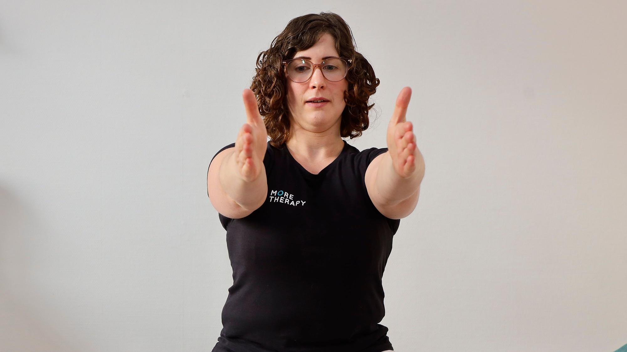 Physiotherapeutin Anna Schweitzer zeigt eine Übung für den Beckenboden.