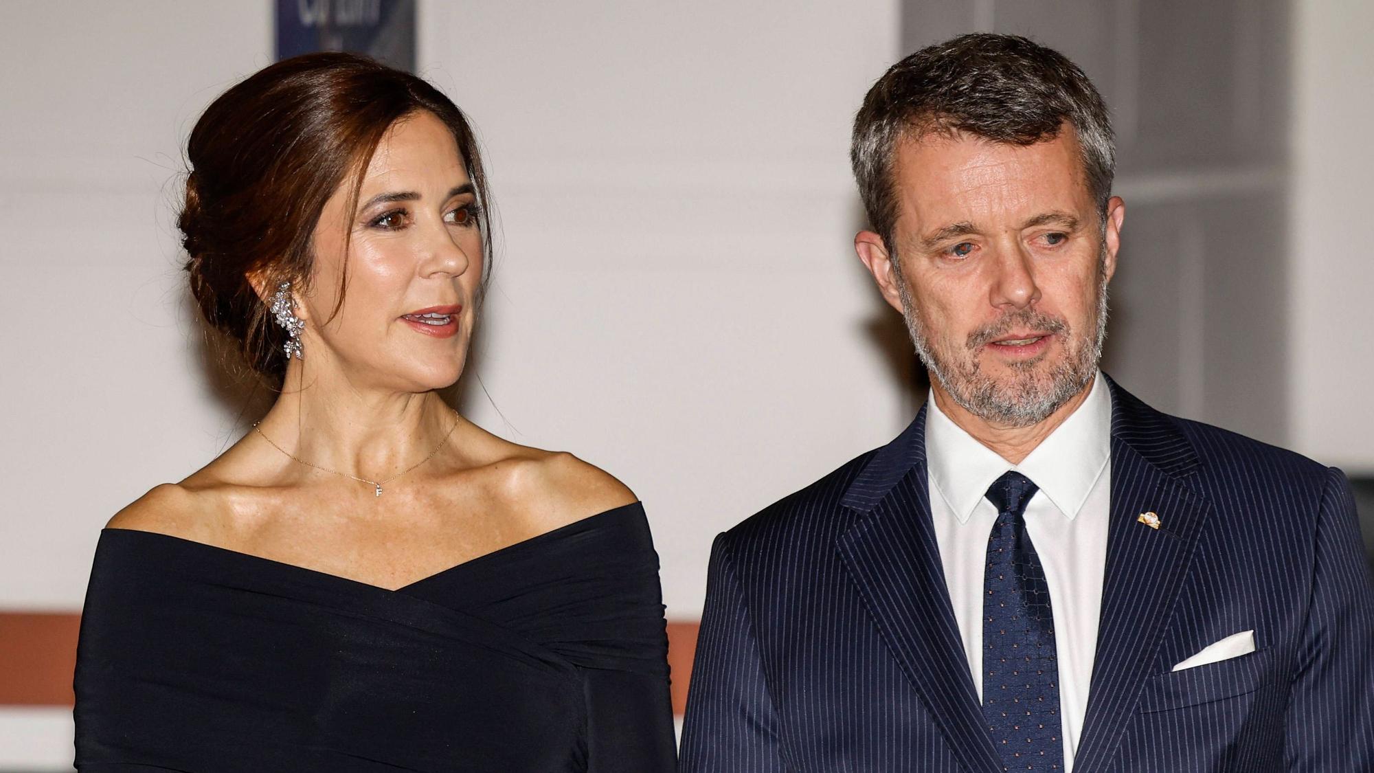 Kronprinz Frederik und Kronprinzessin Mary von Dänemark posieren Anfang November bei der Ankunft zum Galadinner zu Ehren von Königin Margrethe II.