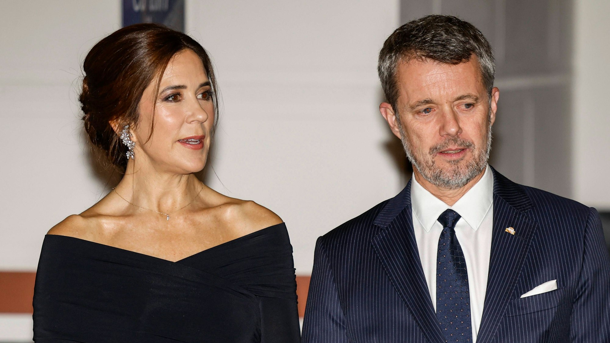 Kronprinz Frederik und Kronprinzessin Mary von Dänemark posieren Anfang November bei der Ankunft zum Galadinner zu Ehren von Königin Margrethe II.