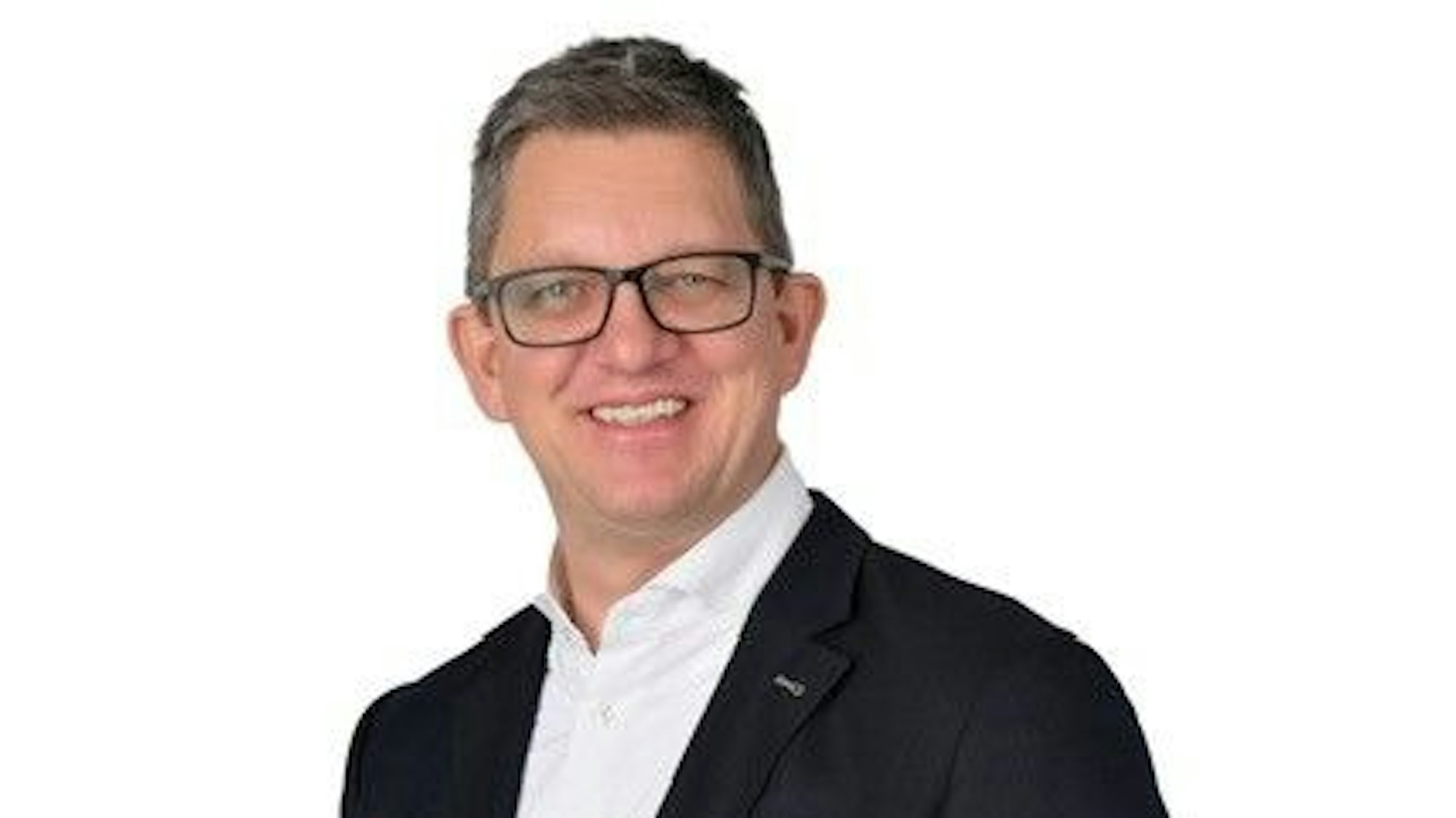 Ein Mann mit Brille lächelt in die Kamera.