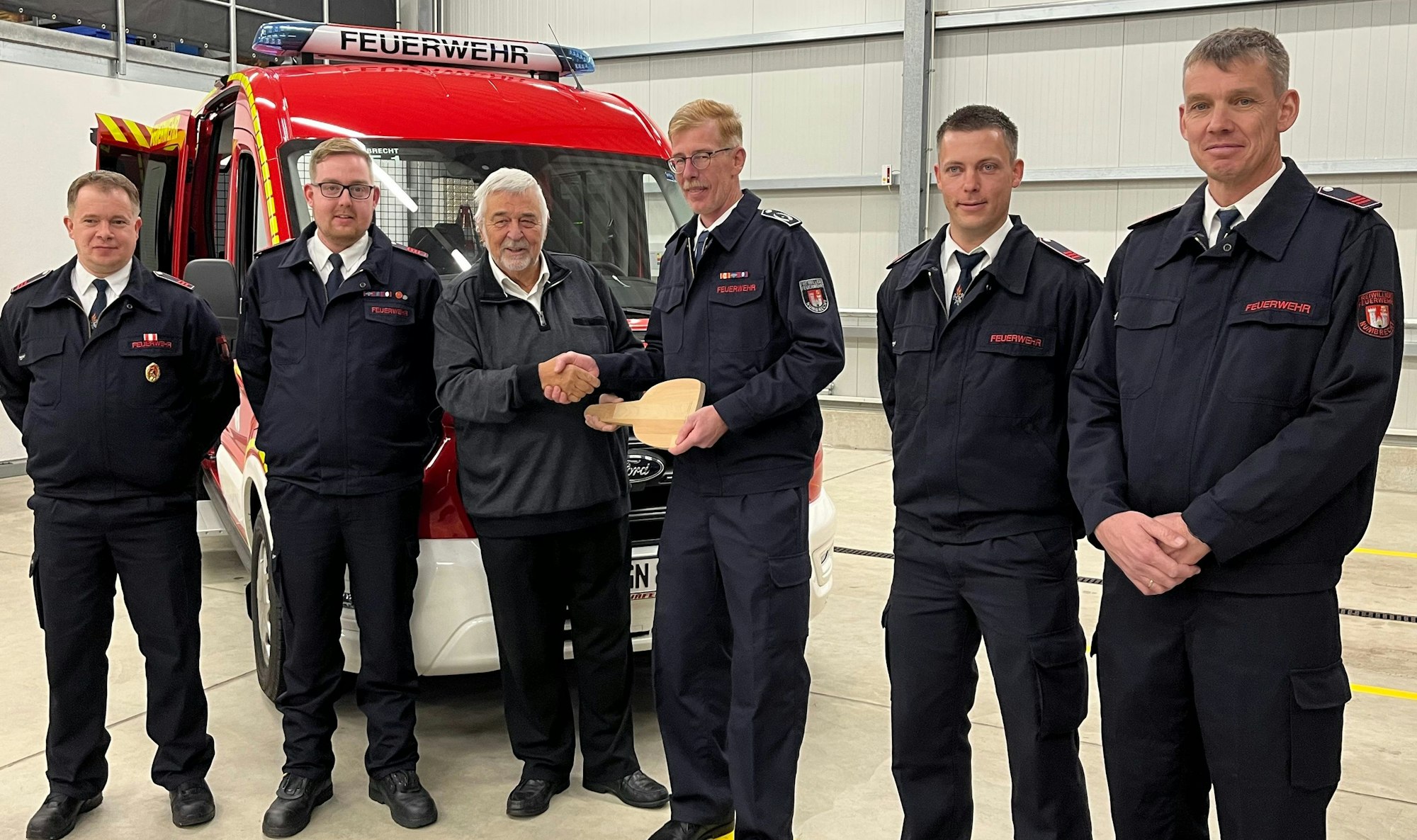 Auf dem Bild (von links): Hartmut Weber, Löschgruppenführer Hömel, Lucas Dunst, stellvertretender Löschgruppenführer Hömel, Gerhard Dittich, Sascha Polke, stellvertretender Leiter der Feuerwehr, Timo Mortsiefer, Löschgruppenführer Winterborn, Markus Kloppenburg, stellvertretender Löschgruppenführer Winterborn.