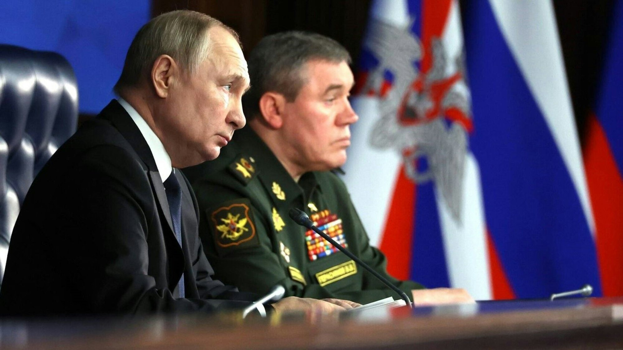 Kremlchef Wladimir Putin zusammen mit Generalstabschef Valeri Gerasimow bei einer Sitzung im russischen Verteidigungsministerium. Die Kritik an der russischen Armeeführung wird nicht leiser. (Archivbild)