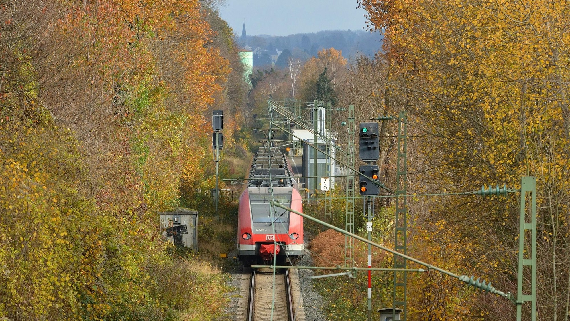 Das Foto zeigt eine S-Bahn S11 auf ihrem Weg von Bergisch Gladbach nach Köln