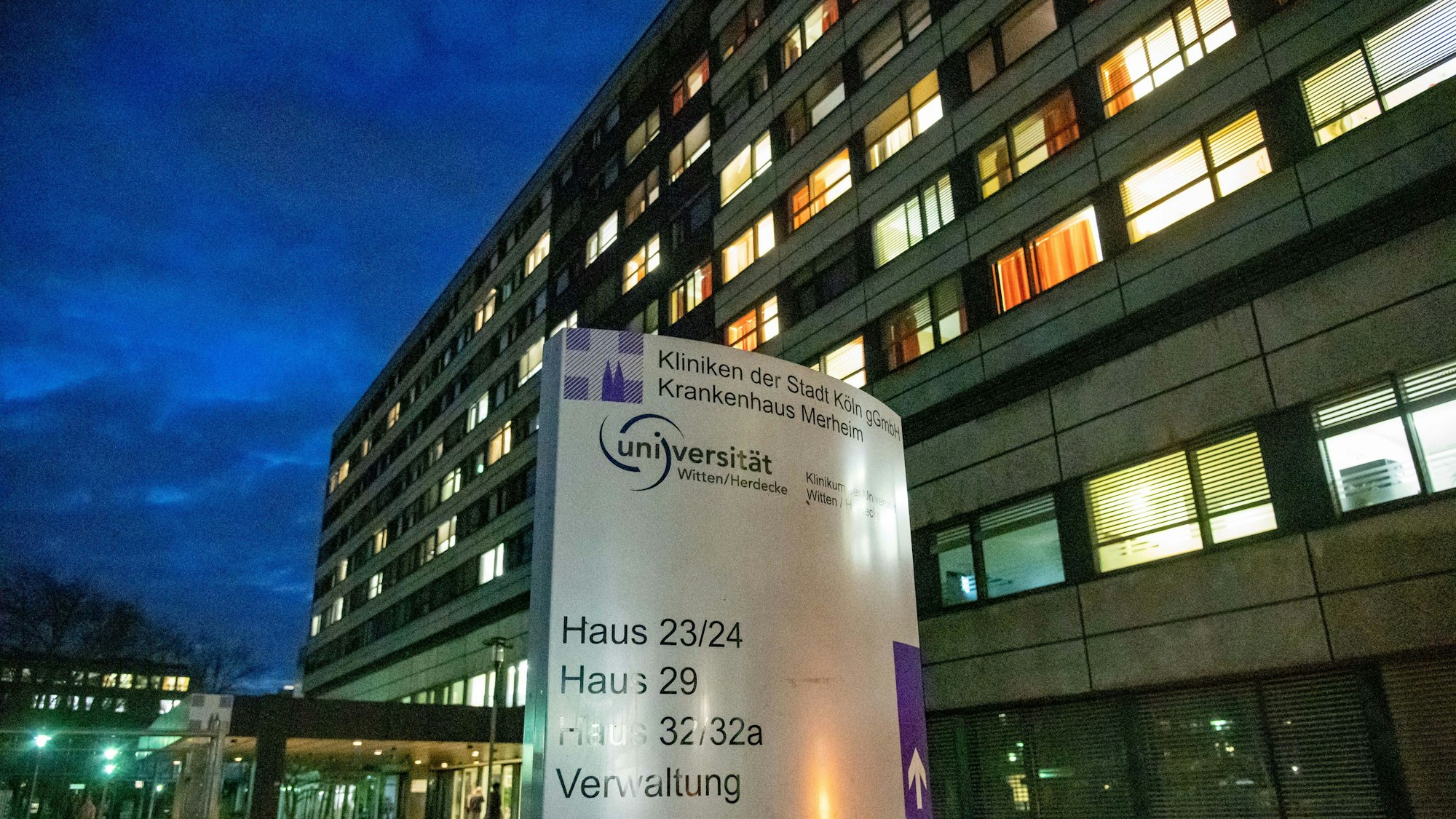 Blick auf die Fassade des Krankenhauses Merheim.