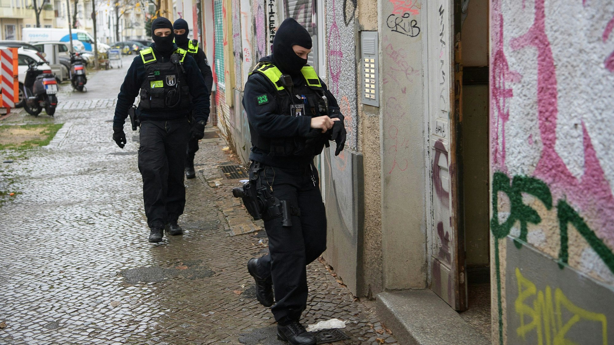 Am Mittwoch (23. November) kam es in mehreren Bundesländern zu Durchsuchungen bei Personen, die mit Hamas und Samidoun in Verbindung stehen. Das Foto zeigt eine Razzia in Berlin-Friedrichshain.