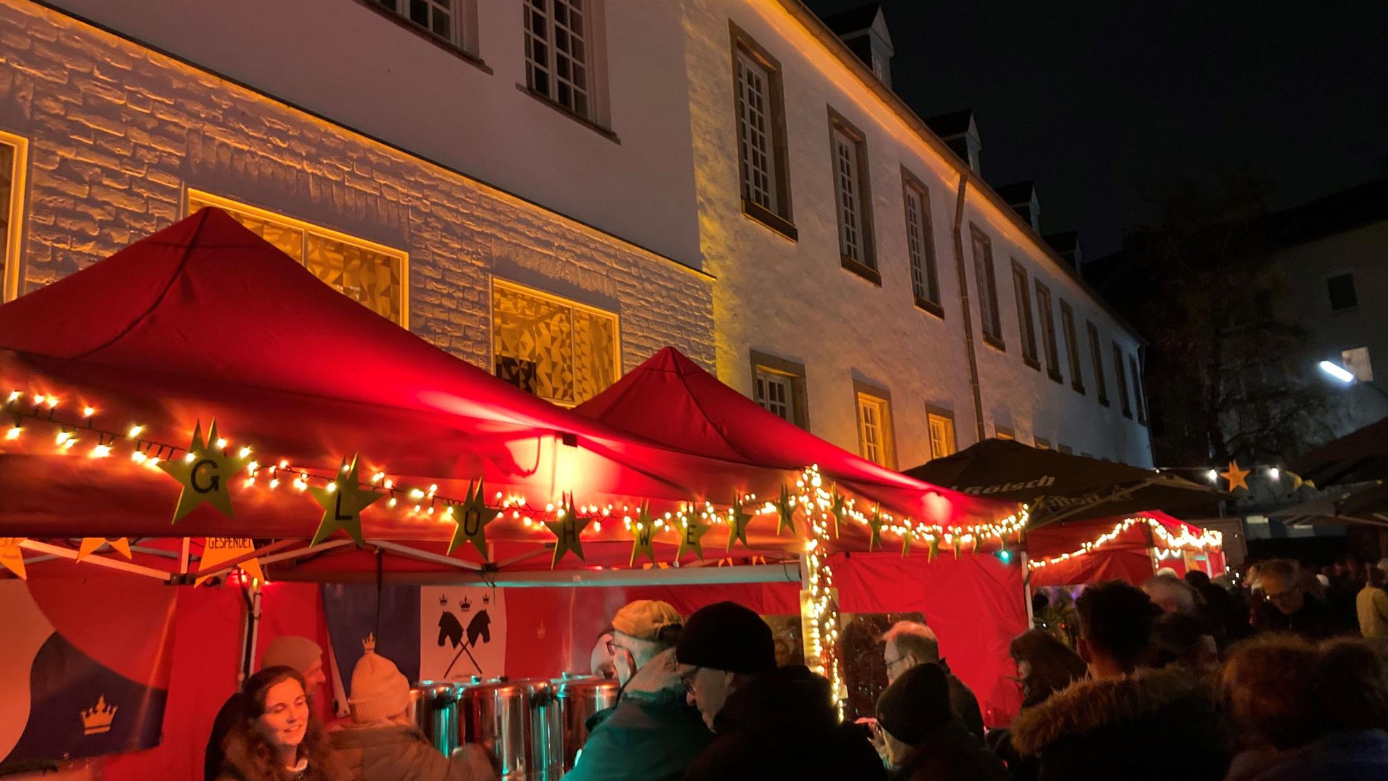 Weihnachtsmarkt der KG Ponyhof im Innenhof der Kartäuserkirche in Köln.