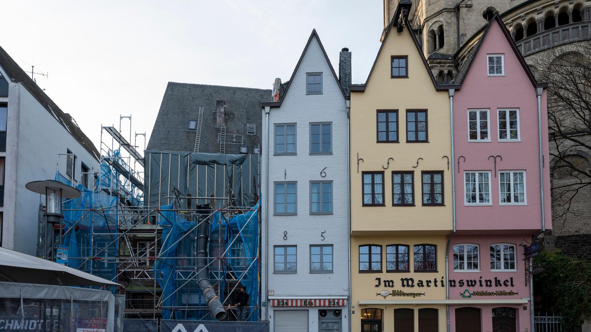 Die beiden linken Giebelhäuschen sind bis auf die beiden unteren Stockwerke abgetragen.