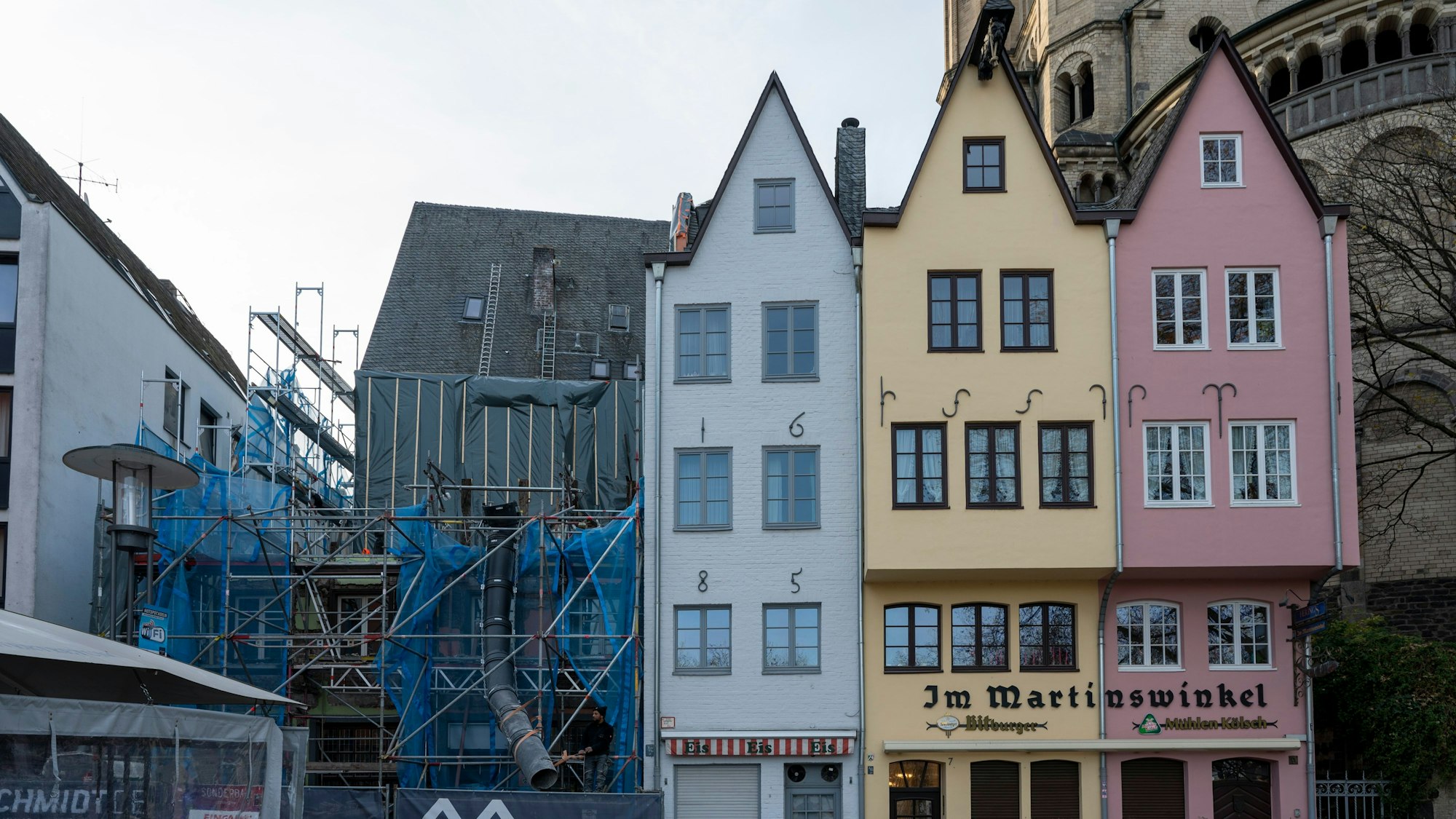 Die beiden linken Giebelhäuschen sind bis auf die beiden unteren Stockwerke abgetragen.