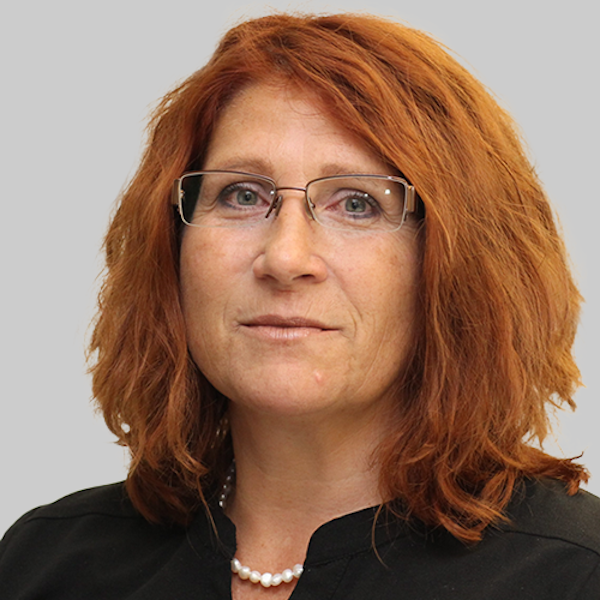 Ein großes, blaues Schild mit sehr langem, kleingedrucken Text steht an der Einfahrt zum Lidl-Parkplatz in Lohmar. Hier wird über Datenschutz, Vertrags- und Einstellbedingungen informiert.