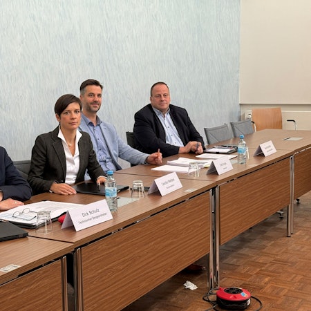 Auf dem Foto sind Erftstadts Bürgermeisterin Carolin Weitzel und drei ihrer Kollegen aus dem Verwaltungsvorstand zu sehen.