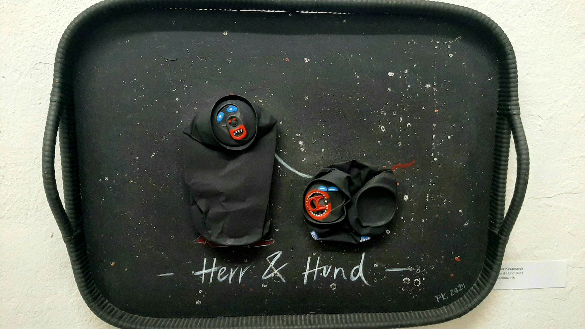 Diese zu „Herr und Hund“ umgestalteten Alu-Dosen stammen von Peter Kaczmarek.