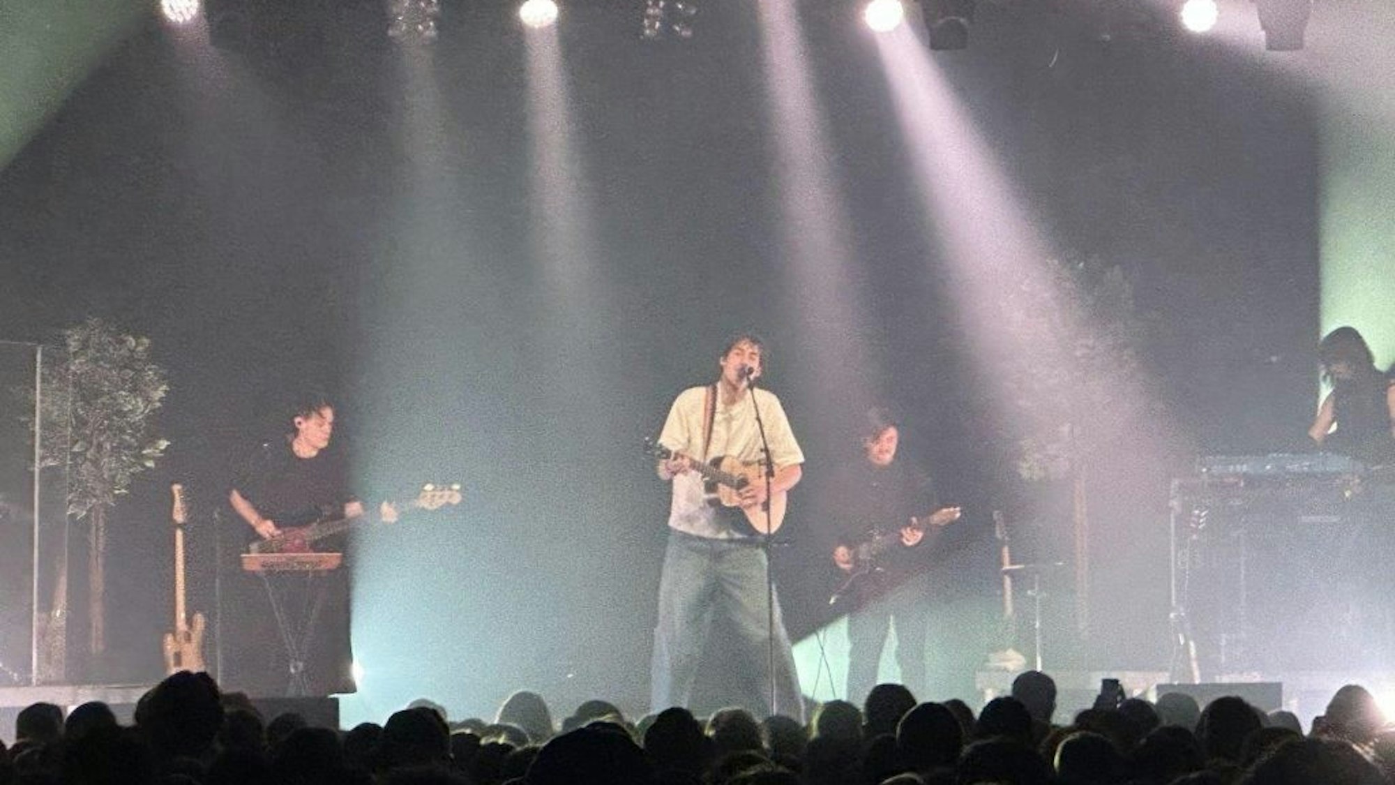Zu sehen ist die Bühne im Kölner Carlswerk auf der ein Mayberg-Konzert stattfindet.