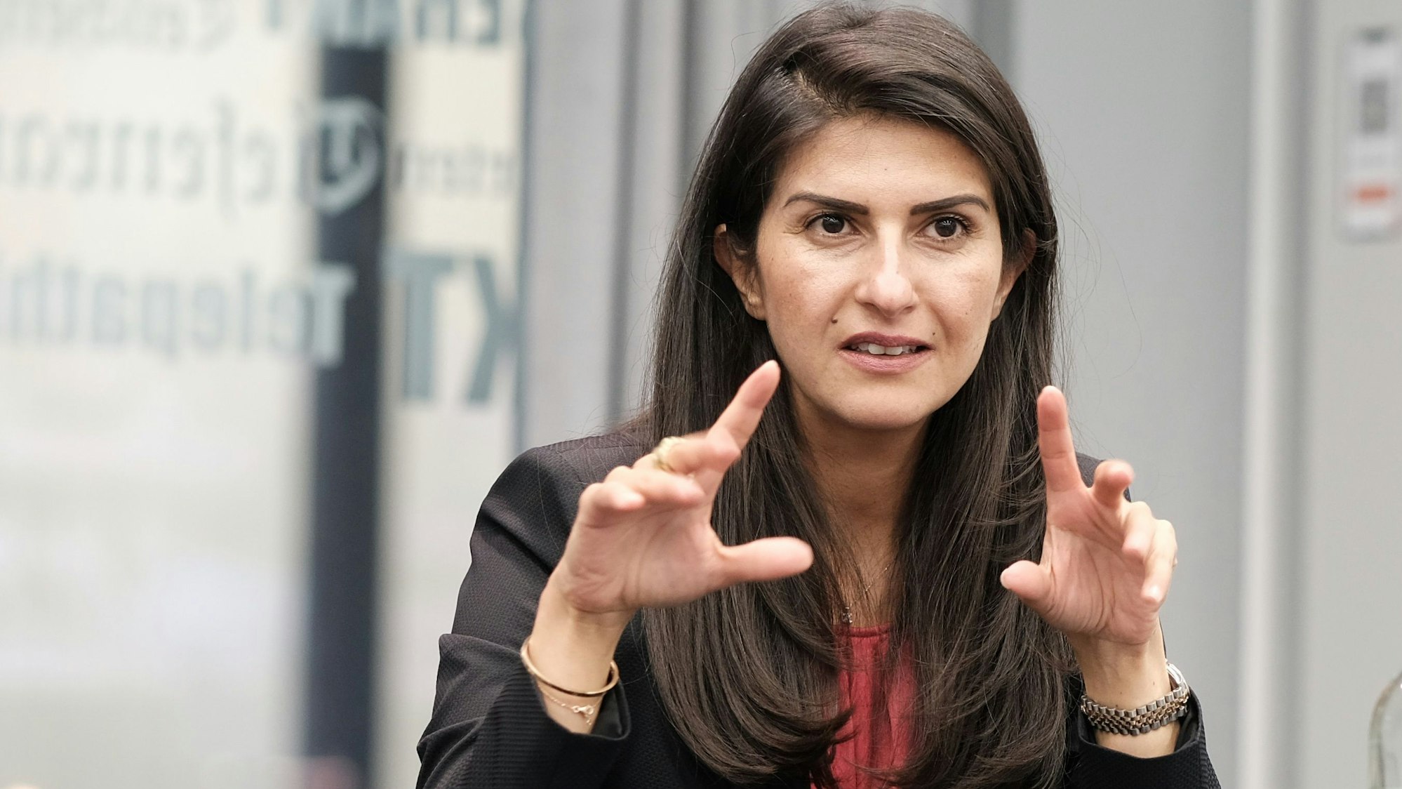 Serap Güler gestikulierend bei einer PK