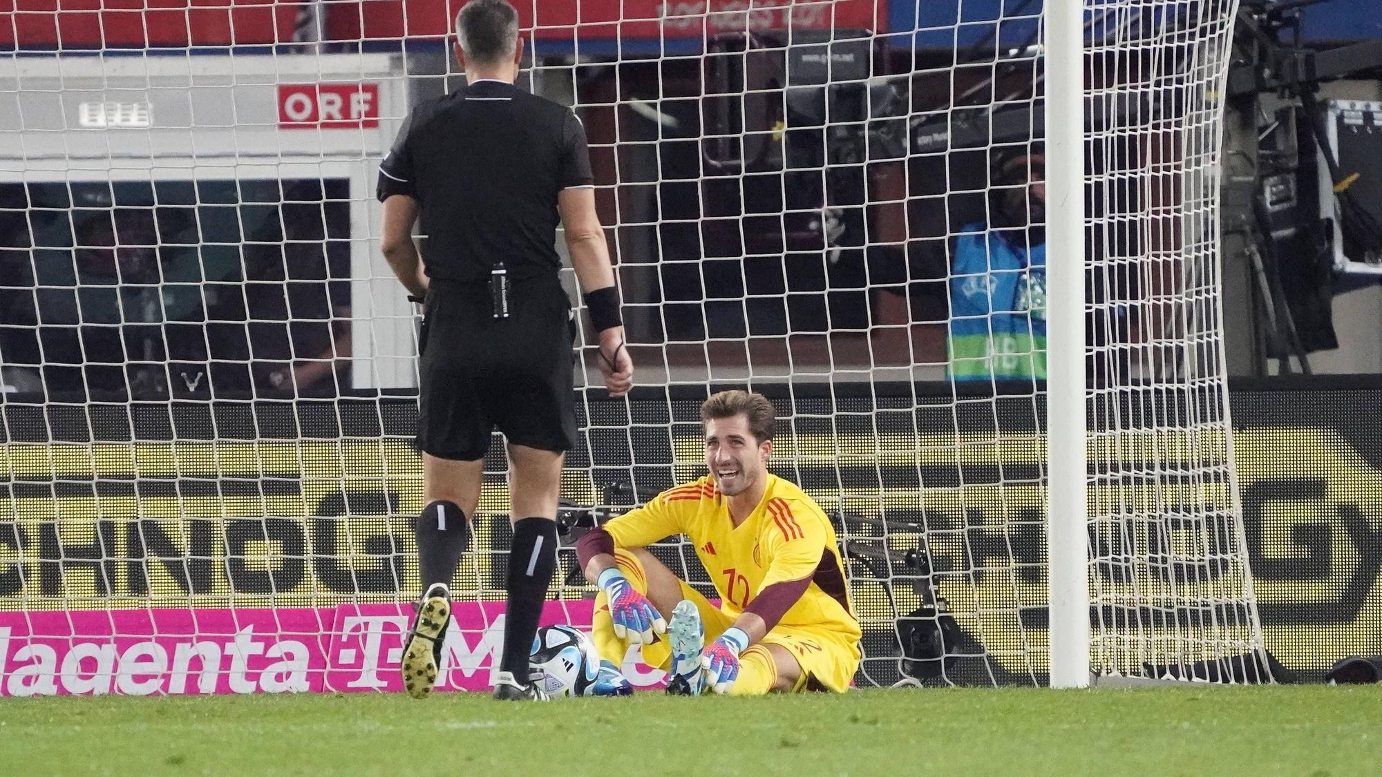 Das tut weh! Oder doch nicht? Kevin Trapp liegt am Boden und signalisiert, dass er eine Behandlung braucht. Hat Julian Nagelsmann ihn zu einer Schauspieleinlage verleitet?