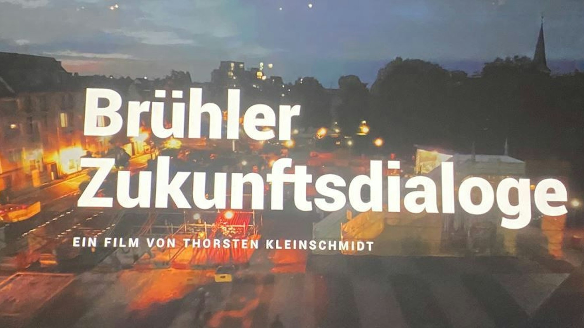 Zu sehen ist der Filmtitel und im Hintergrund ein Bild des nächtlichen Platzes Belvedere.