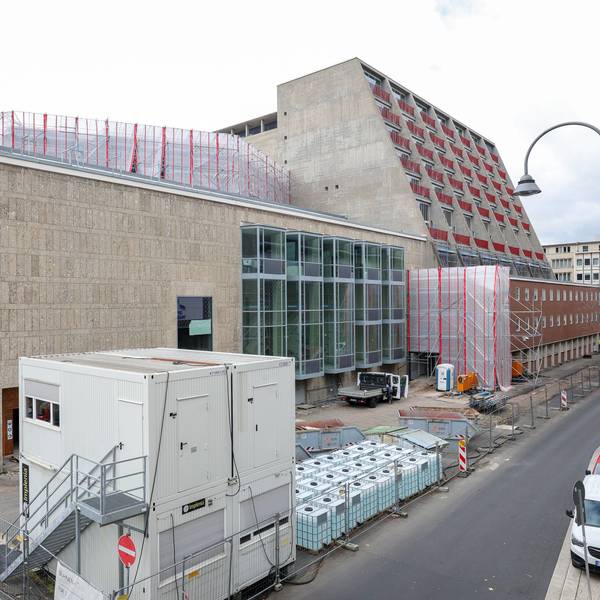 Zu sehen ist die Baustelle von Kölner Oper und Schauspielhaus.