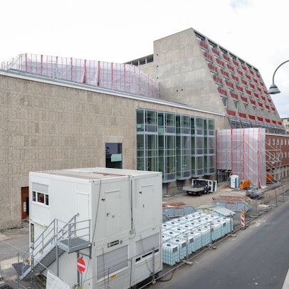 Zu sehen ist die Baustelle von Kölner Oper und Schauspielhaus.