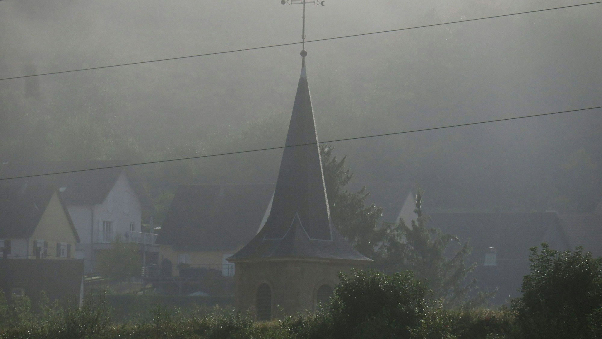 Im Ort Saint-Blaise-la-Roche im Elsass suchen Polizei und Freiwillige seit zwei Monaten nach der 15-jährigen Lina. Sie war auf dem Weg zum Bahnhof spurlos verschwunden.