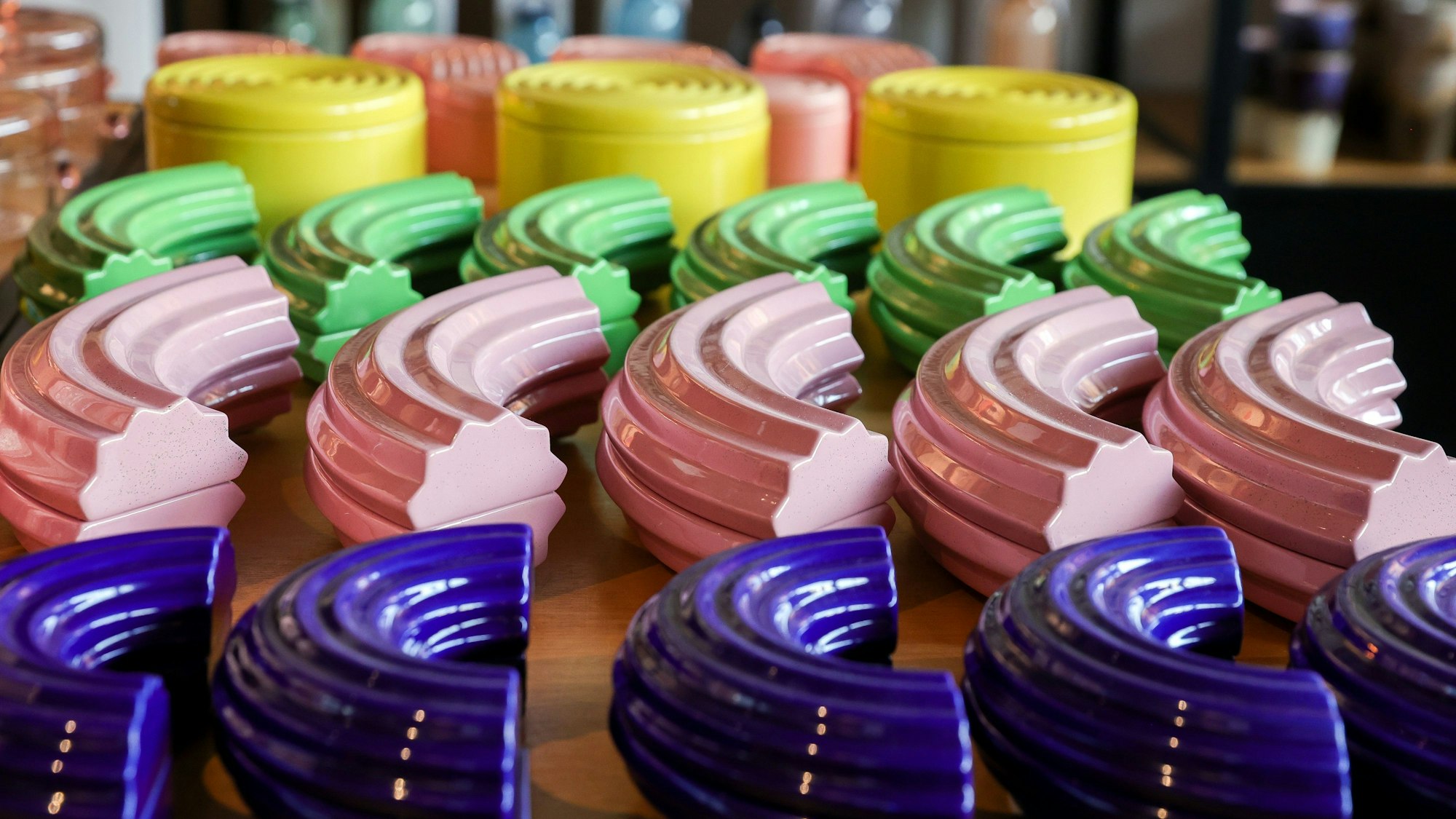 Bunte, wellenförmige Porzellandosen