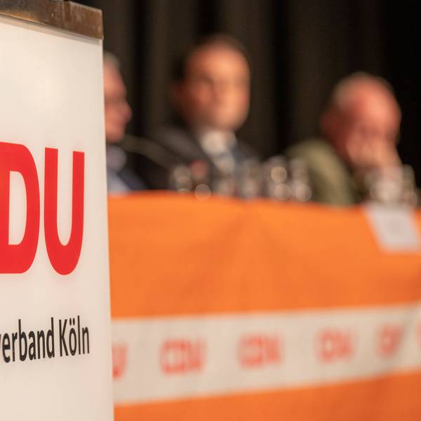 Das Bild zeigt ein Rednerpult mit dem Logo auf einem Parteitag der CDU.