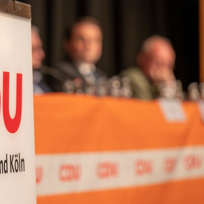 Das Bild zeigt ein Rednerpult mit dem Logo auf einem Parteitag der CDU.