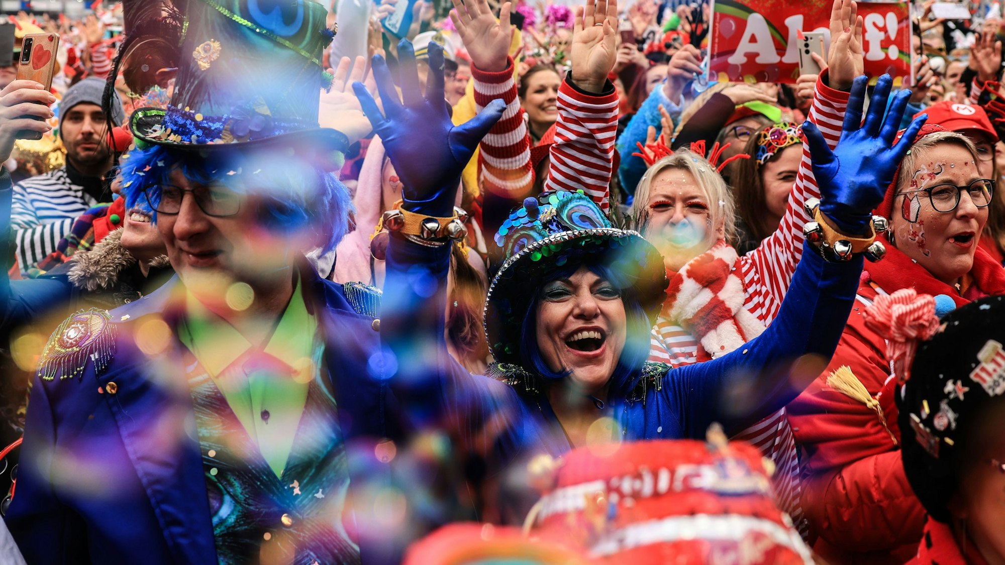 Karnevalisten feiern Karneval in Köln.