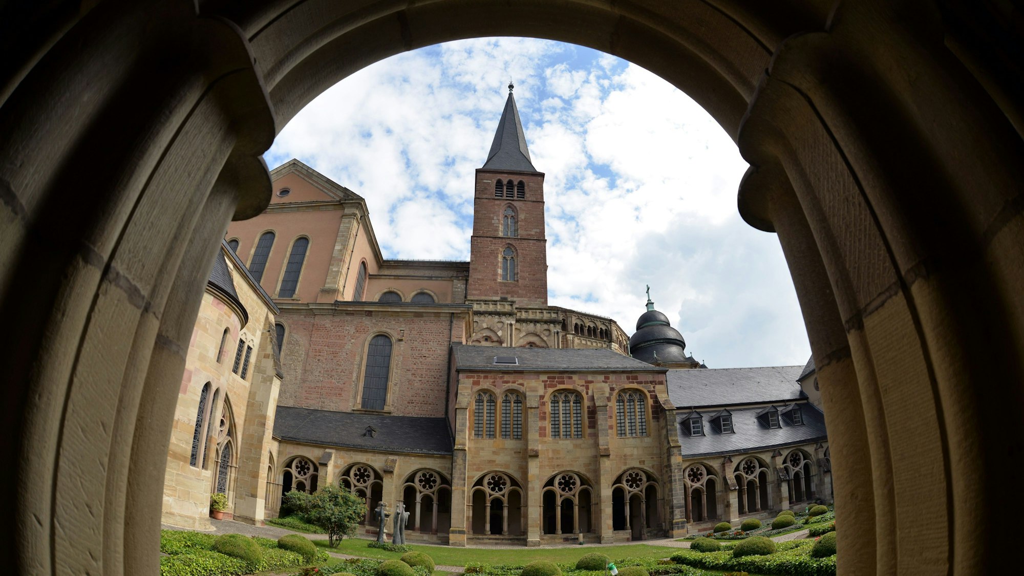 Die Rückseite der Hohen Domkirche zu Trier und ein Teil des Kreuzgangs (Symbolbild).