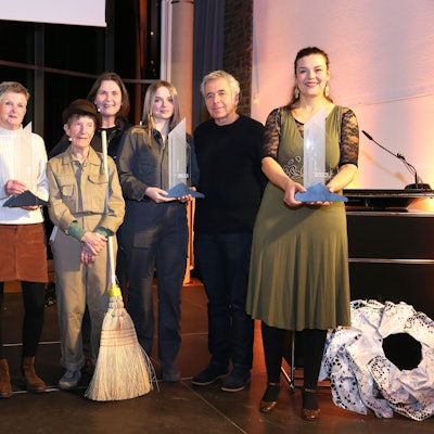 Eine Gruppe auf der Bühne der Orangerie von Schloss Homburg.