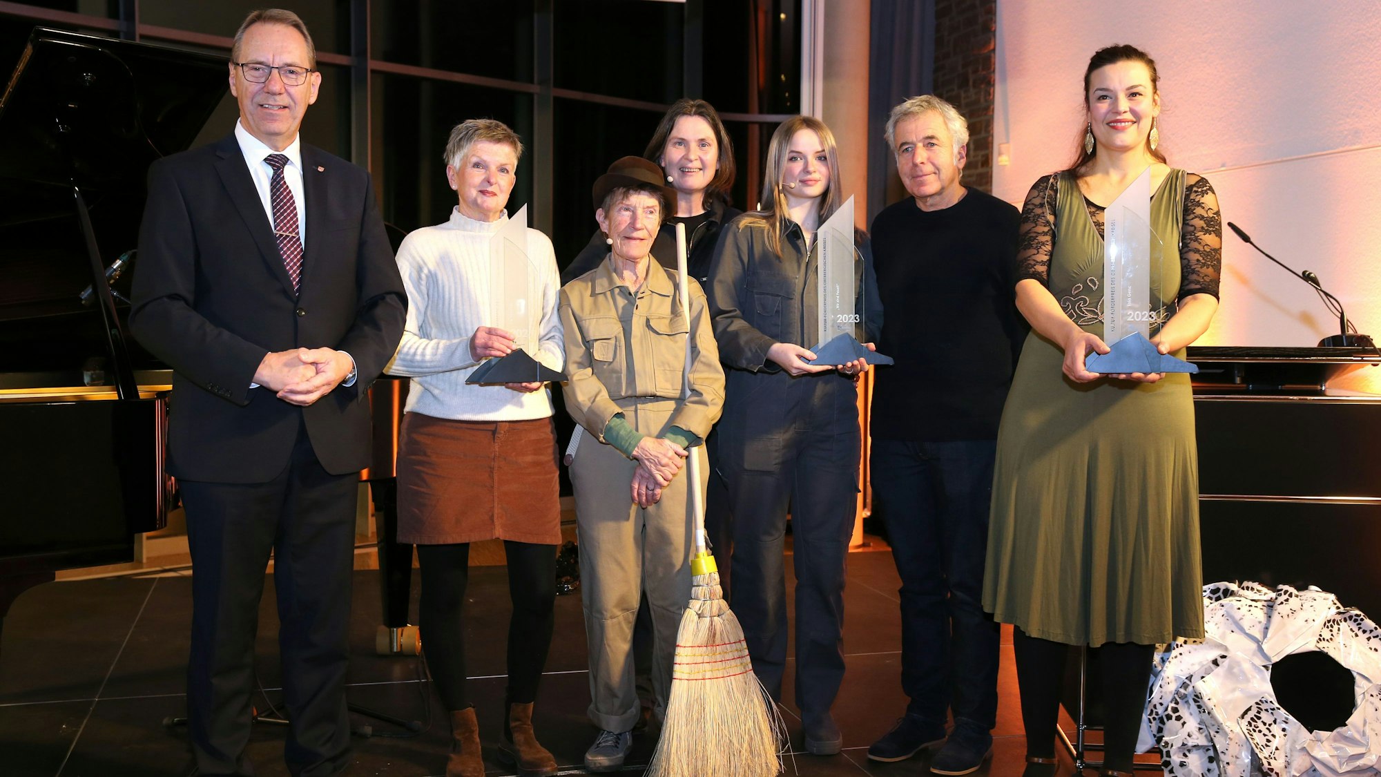 Eine Gruppe auf der Bühne der Orangerie von Schloss Homburg.