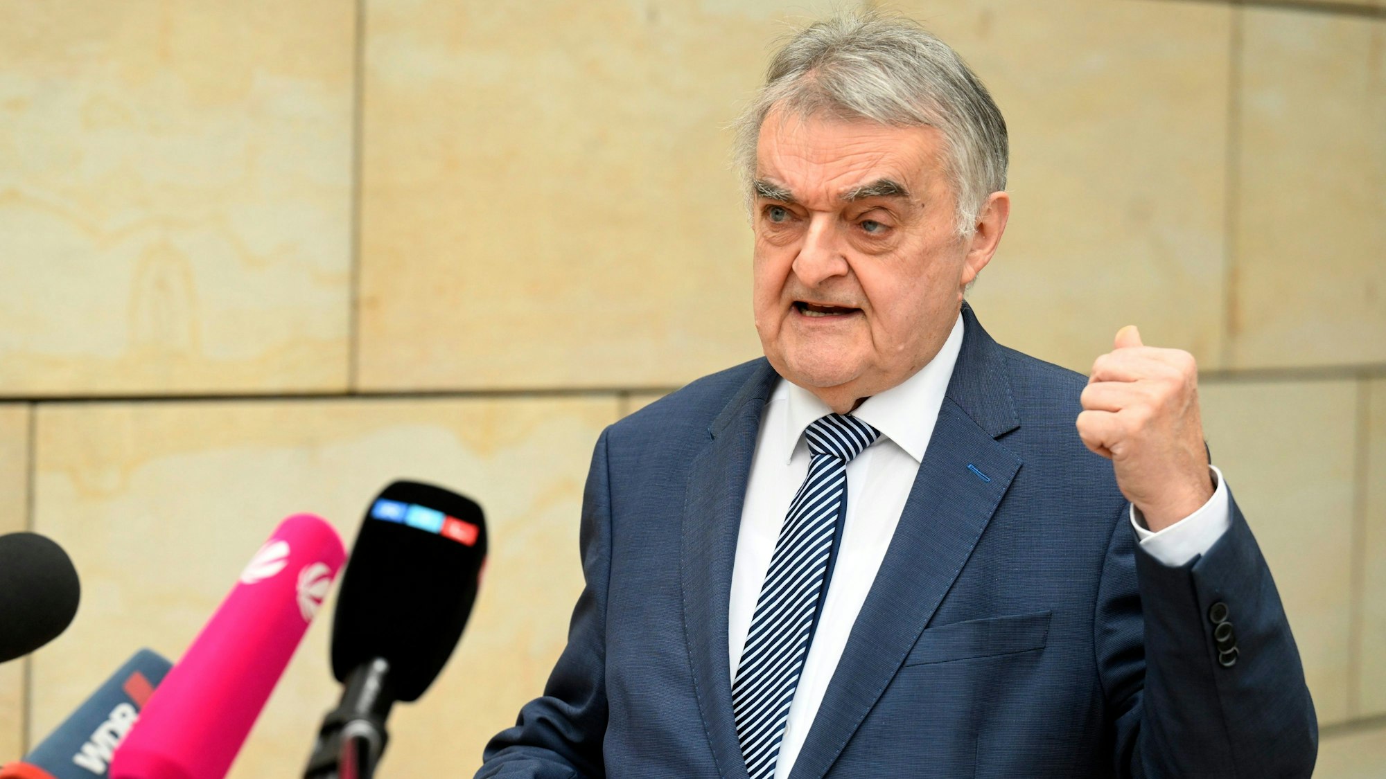 NRW-Innenminister Herbert Reul (CDU) spricht am Donnerstag über die Durchsuchungen bei Hamas- und Samidoun-Netzwerken.