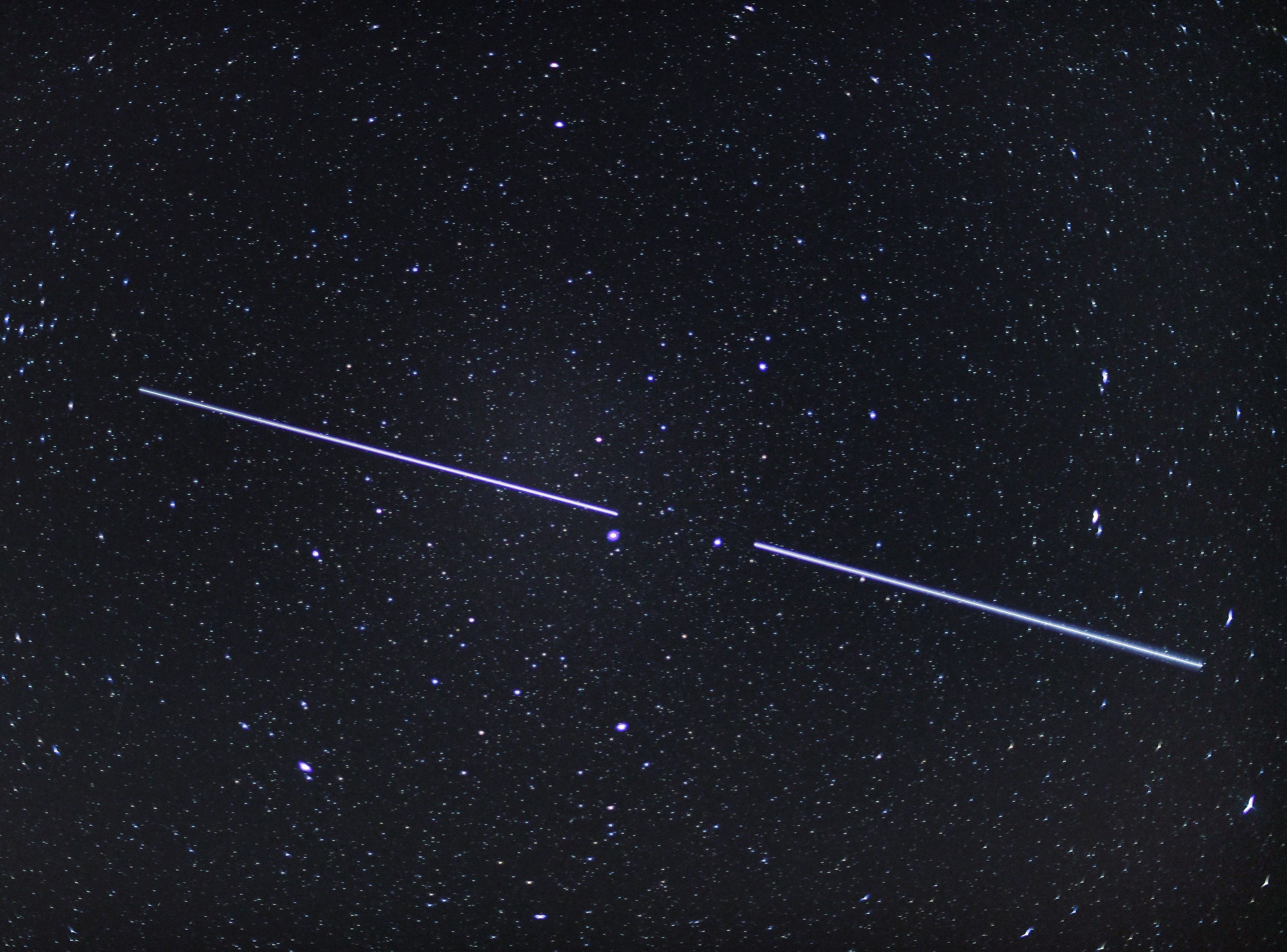 Zwei «Starlink»-Satelliten sind als Lichtstreifen am Nachthimmel zu sehen