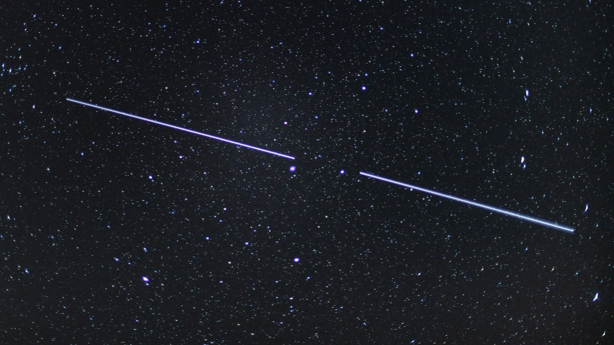 Zwei «Starlink»-Satelliten sind als Lichtstreifen am Nachthimmel zu sehen