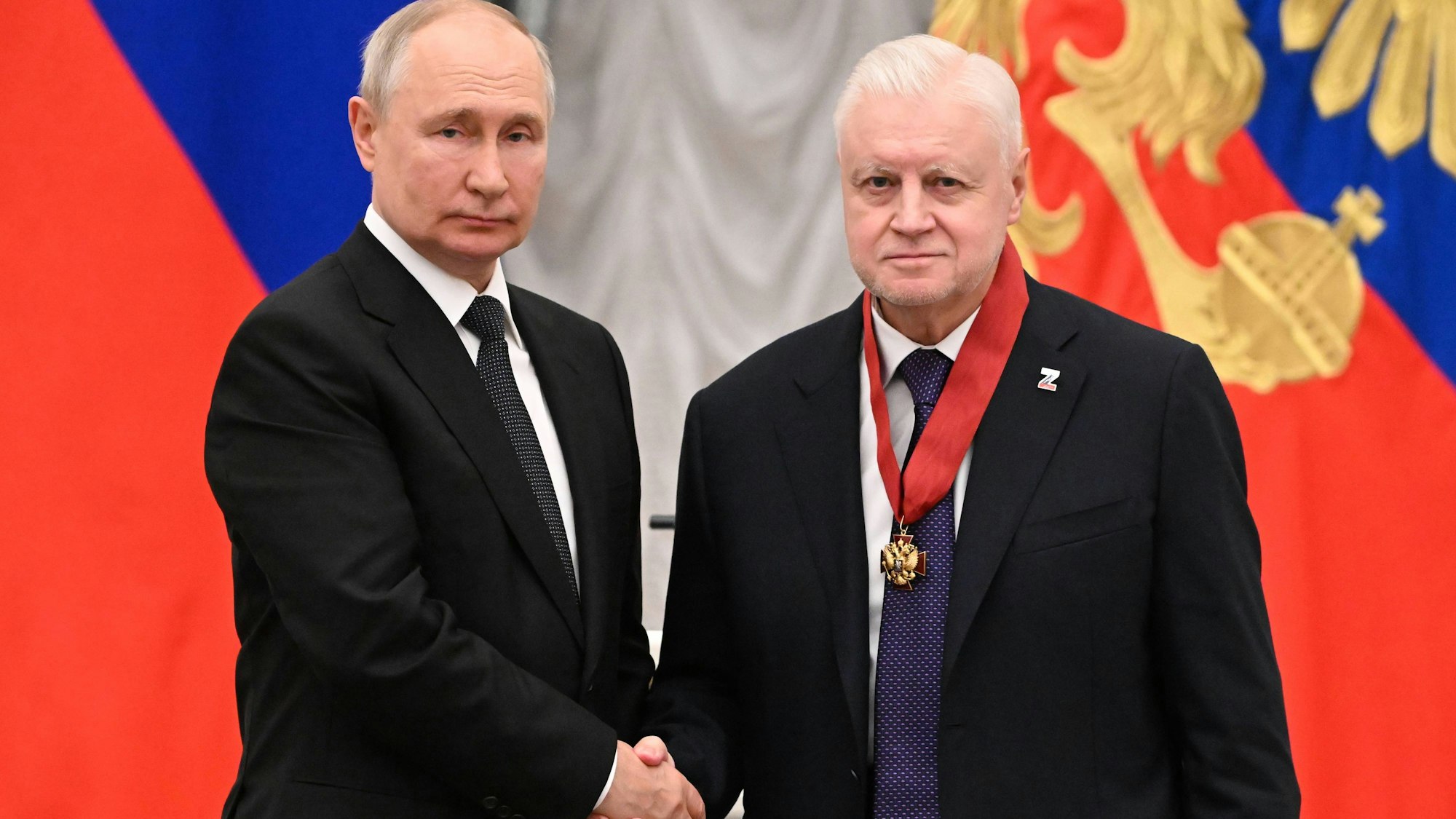 Wladimir Putin und sein Vertrauter Sergei Mironow, Vorsitzender der Duma-Fraktion „Gerechtes Russland“. Der russische Präsident zeichnete ihn Anfang August für seine Verdienste im Ukraine-Krieg aus.