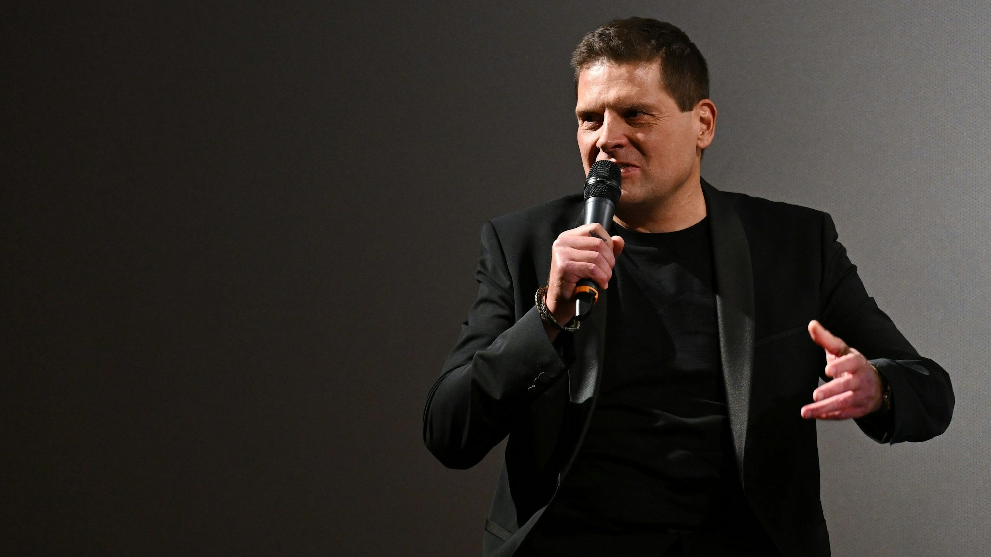 Der ehemalige Radprofi Jan Ullrich spricht nach der Vorstellung seiner Dokumentation „Jan Ullrich - Der Gejagte“ im Filmtheater Sendlinger Tor auf der Bühne. Foto: Angelika Warmuth/dpa +++ dpa-Bildfunk +++