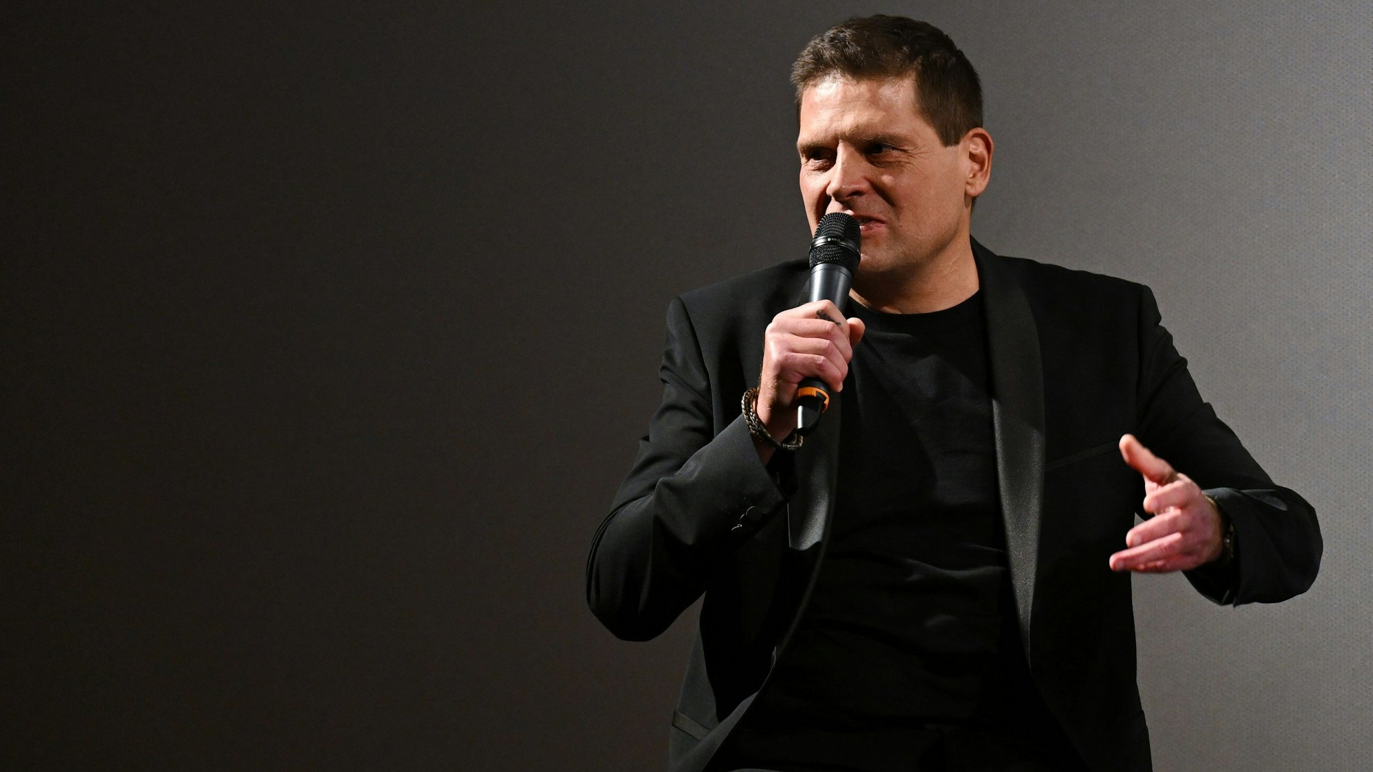 Jan Ullrich spricht in ein Mikrofon