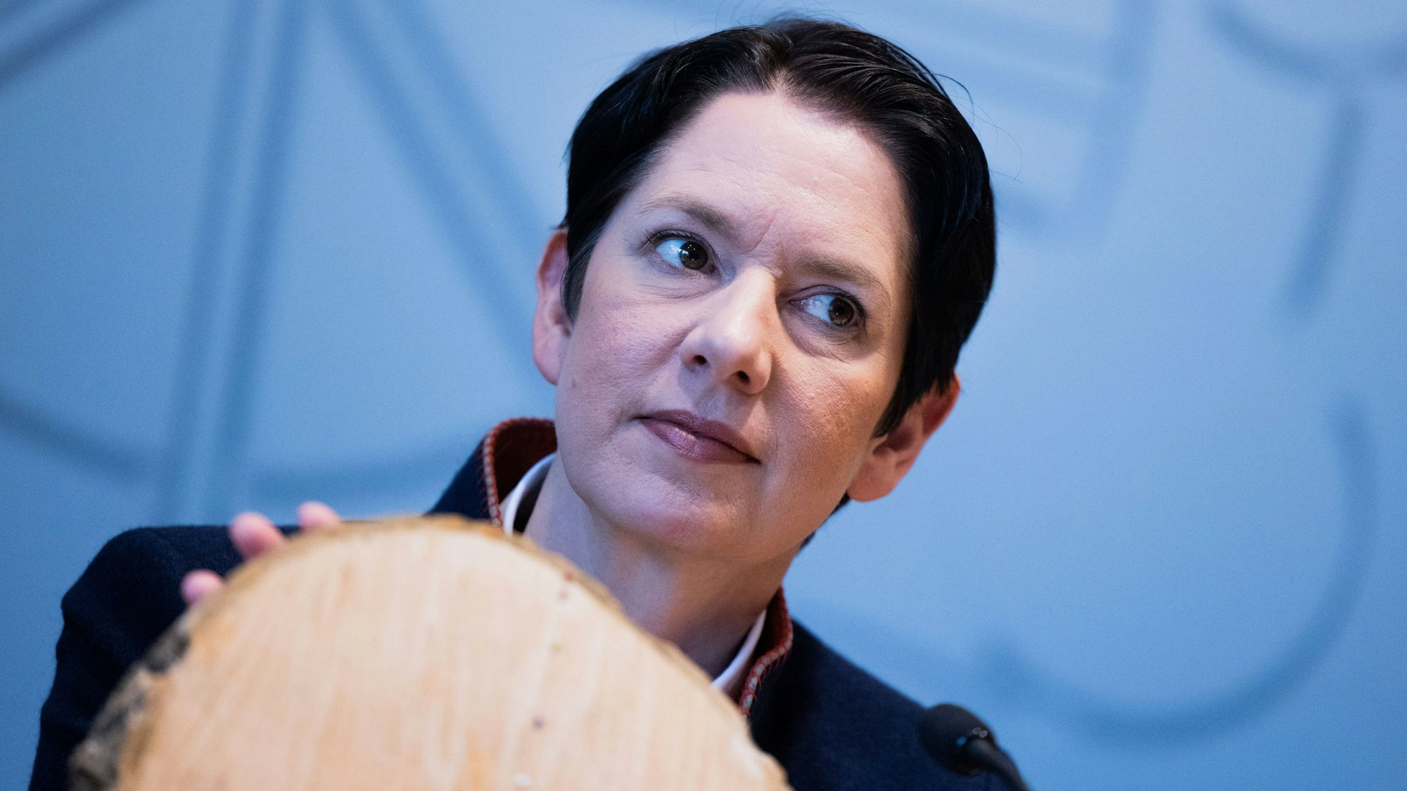 23.11.2023, Nordrhein-Westfalen, Düsseldorf: Silke Gorißen (CDU), Landwirtschaftsministerin von Nordrhein-Westfalen, zeigt einen Querschnitt einer Esche, an der mithilfe von Nadelköpfen das verringerte Wachstum dargestellt wird. Hier wurde der Waldzustandsbericht 2023 in der Landespressekonferenz im Landtag vorgestellt. Foto: Rolf Vennenbernd/dpa +++ dpa-Bildfunk +++