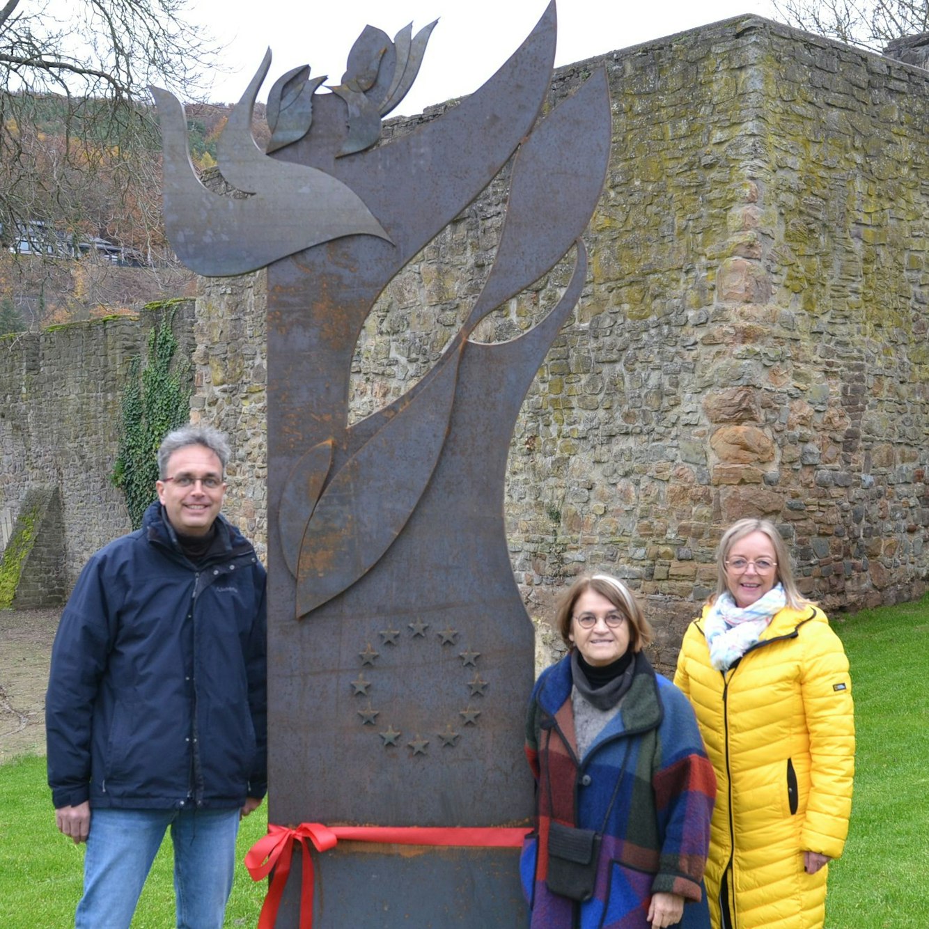 Künstlerin Marti Faber (Mitte), Joe Matheis und Bürgermeisterin Sabine Preiser-Marian an einem Kunstwerk mit Europa-Signet.