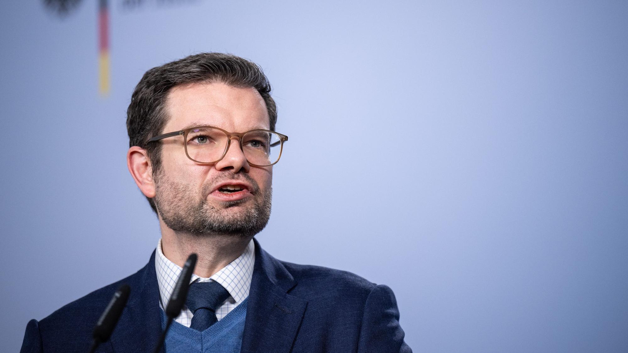 Marco Buschmann (FDP), Bundesminister der Justiz, spricht auf einer Pressekonferenz