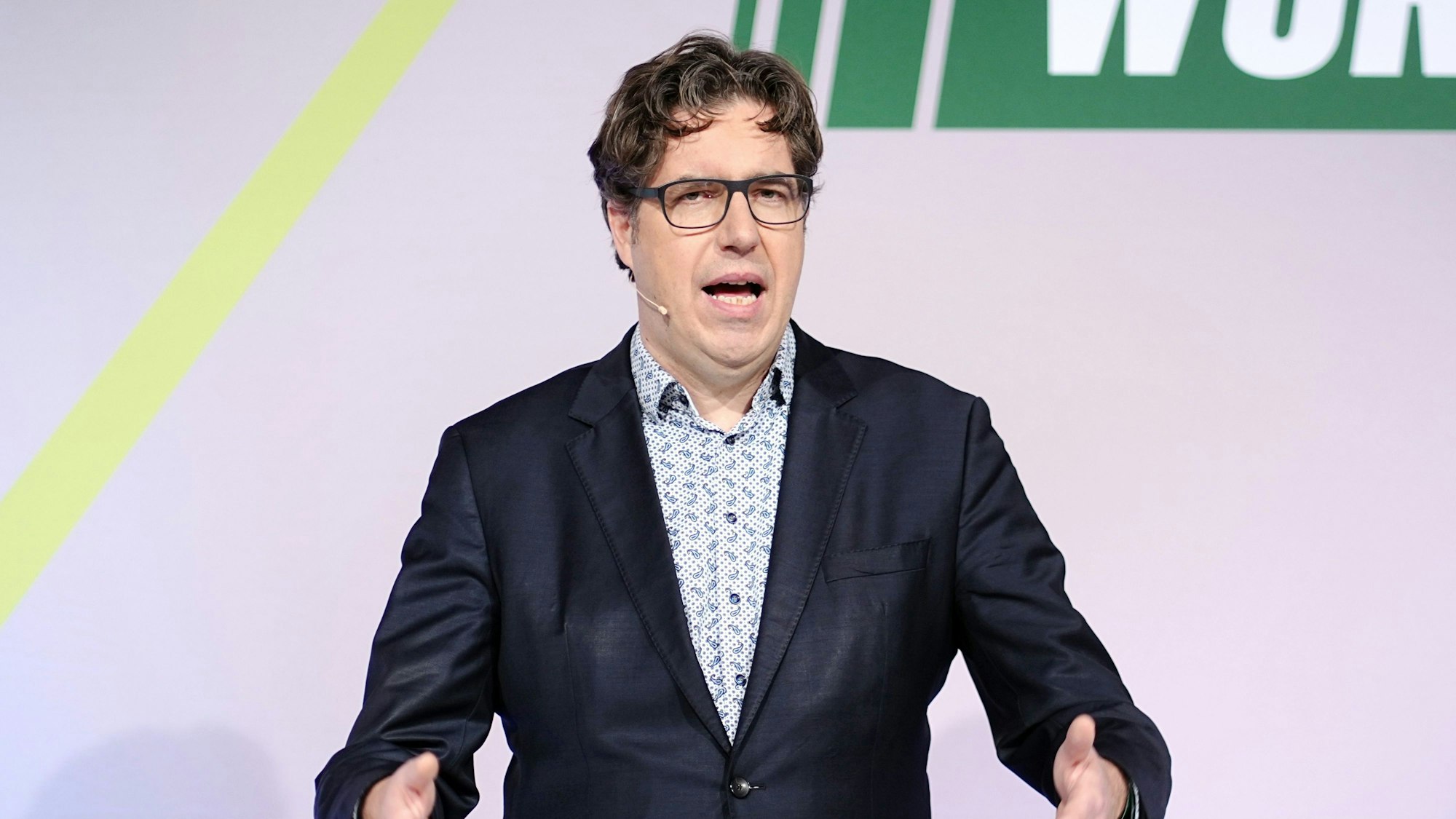 06.12.2021, Berlin: Michael Kellner, Bundesgeschäftsführer von Bündnis 90/die Grünen, verkündet das Ergebnis der Urabstimmung der Grünen-Mitglieder über den Koalitionsvertrag mit SPD und FDP zur Bildung einer Bundesregierung. Mit 86 Prozent der 71 150 gültigen Stimmen sprachen sich die Grünen-Mitglieder für das gemeinsame Regierungsprogramm und die vom Parteivorstand beschlossene Besetzung der Grünen-Kabinettsposten aus, wie der Politische Bundesgeschäftsführer Michael Kellner in Berlin sagte. Foto: Kay Nietfeld/dpa +++ dpa-Bildfunk +++