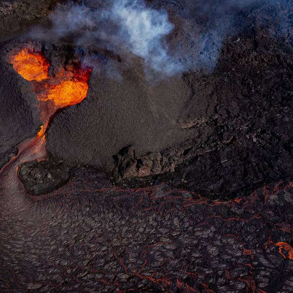 Magma und heiße Lava strömen aus einem Vulkan auf der Reykjanes-Halbinsel. Forscher fürchten einen verheerenden Vulkanausbruch eines 15 Kilometer langen Magmatunnels. Es könnte die verheerendste Eruption seit 50 Jahren auf Island sein. (Archivbild)