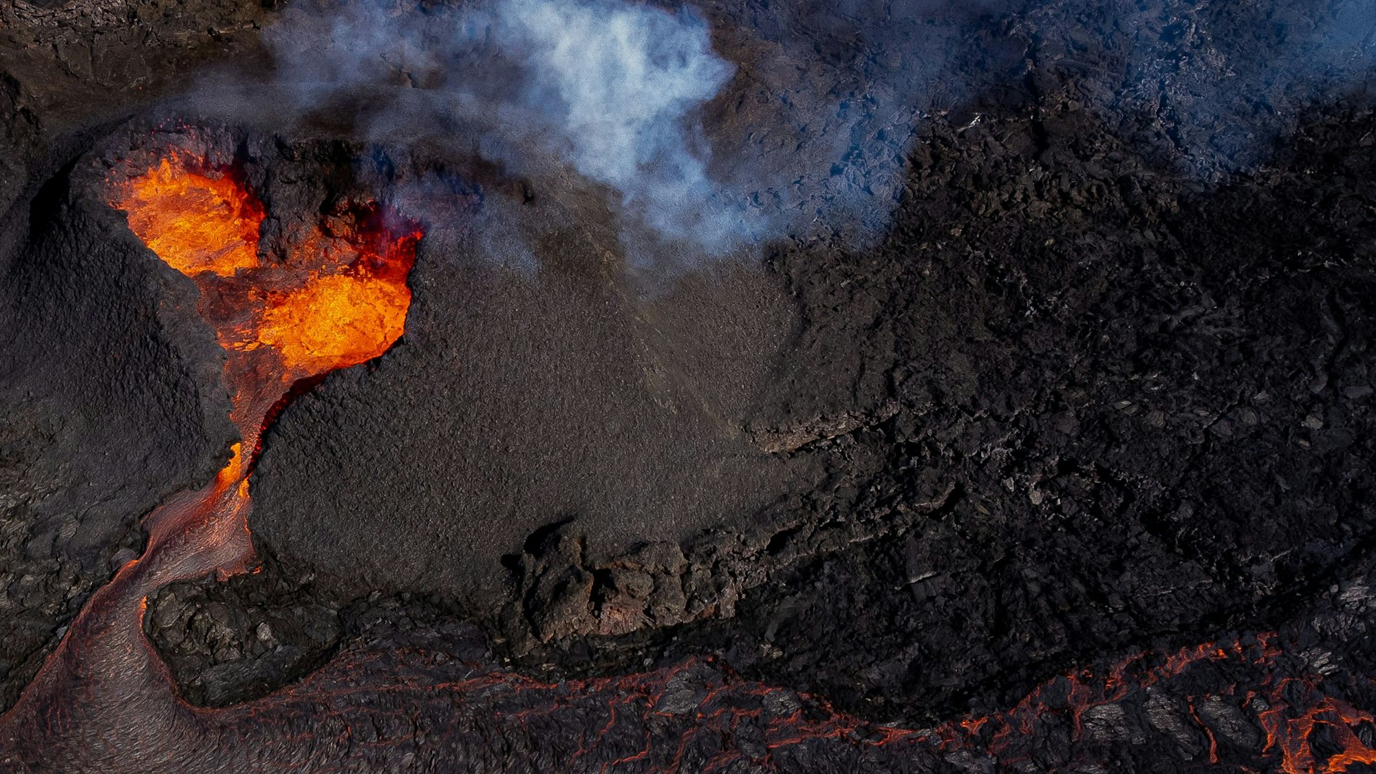 Magma und heiße Lava strömen aus einem Vulkan auf der Reykjanes-Halbinsel. Forscher fürchten einen verheerenden Vulkanausbruch eines 15 Kilometer langen Magmatunnels. Es könnte die verheerendste Eruption seit 50 Jahren auf Island sein. (Archivbild)